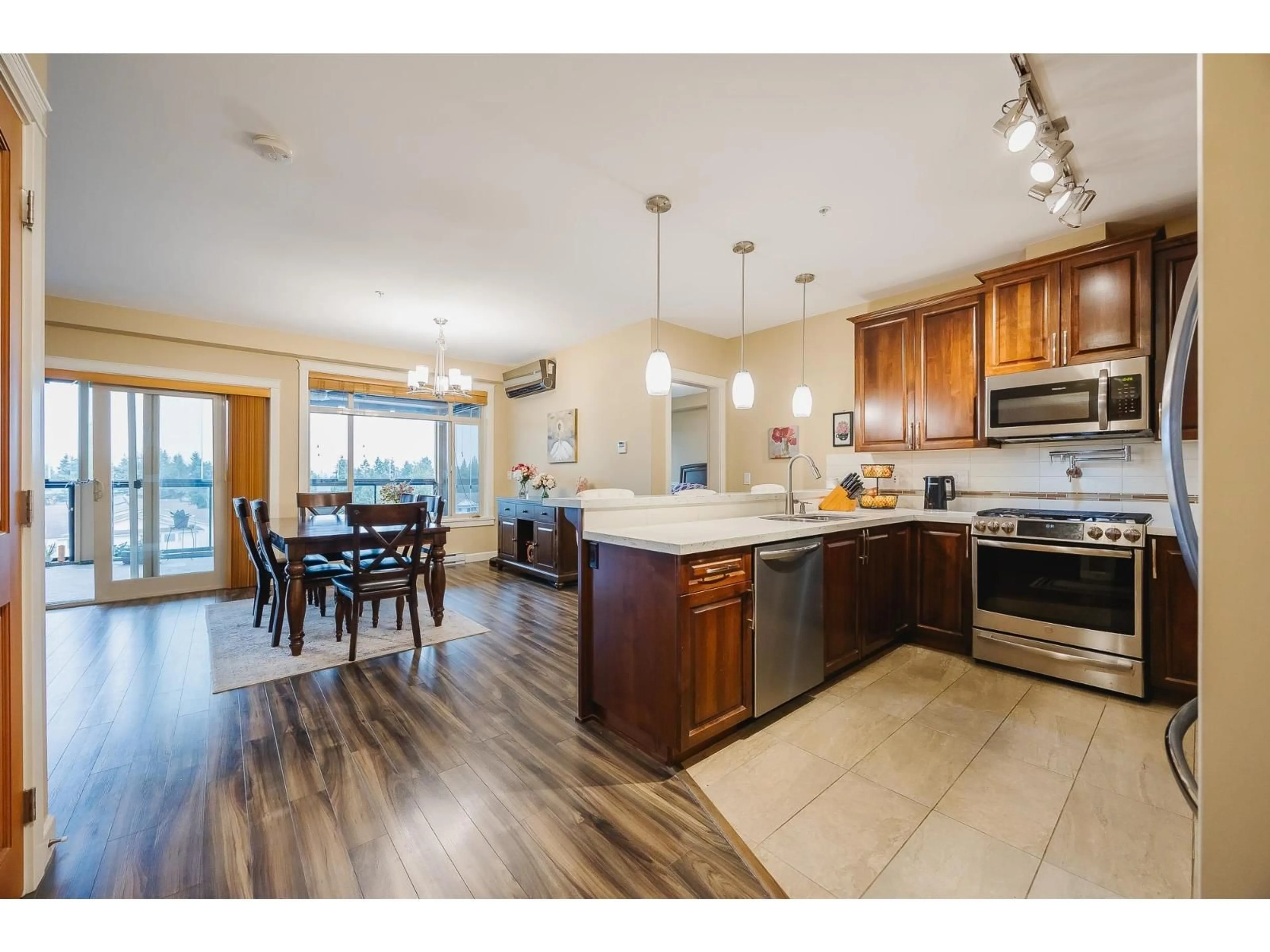 Open concept kitchen, wood/laminate floor for 509 - 32445 SIMON AVENUE, Abbotsford British Columbia V2T0G7