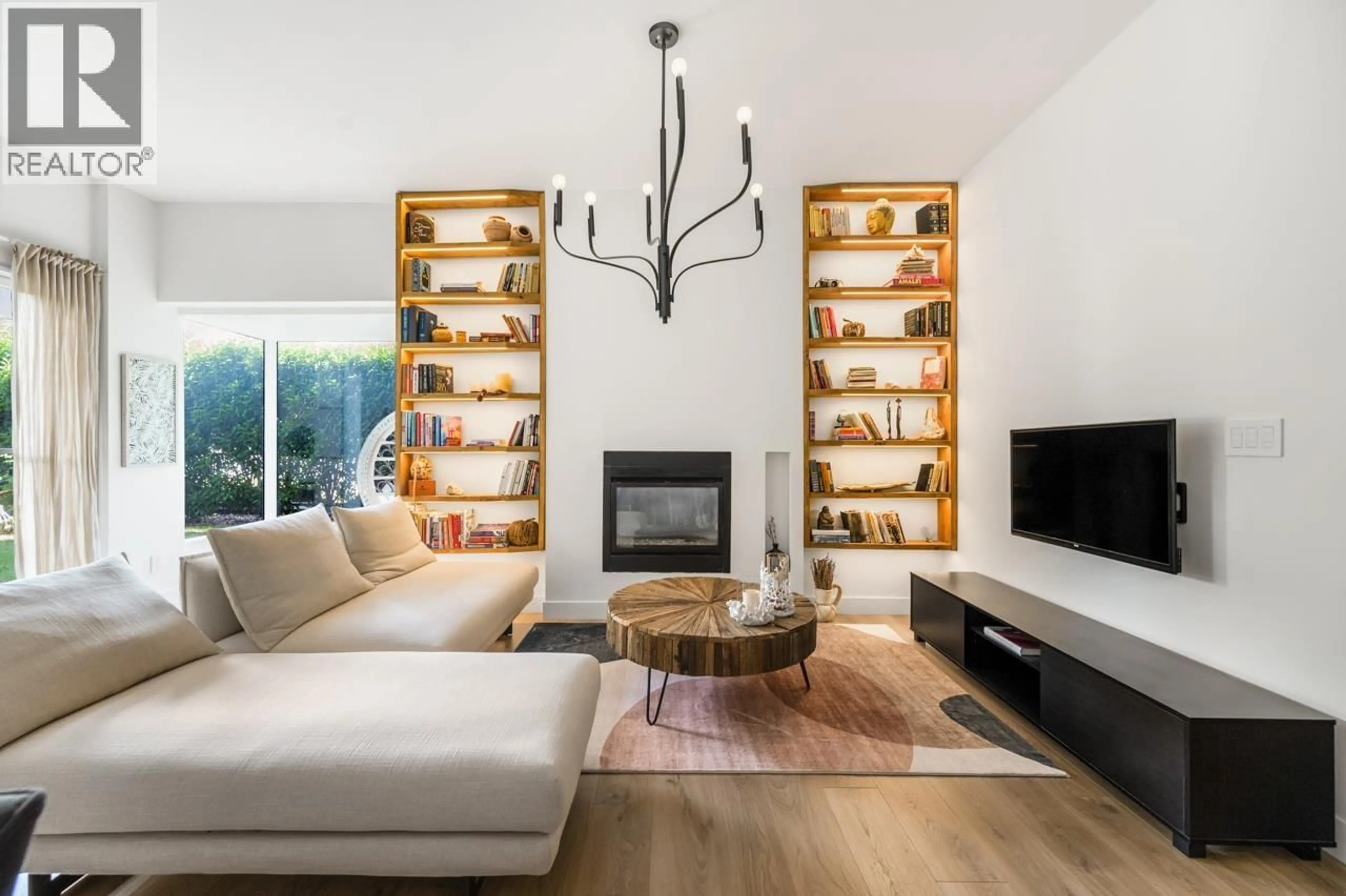 Living room with furniture, wood/laminate floor for 102 - 410 CARNARVON STREET, New Westminster British Columbia V3L5N9