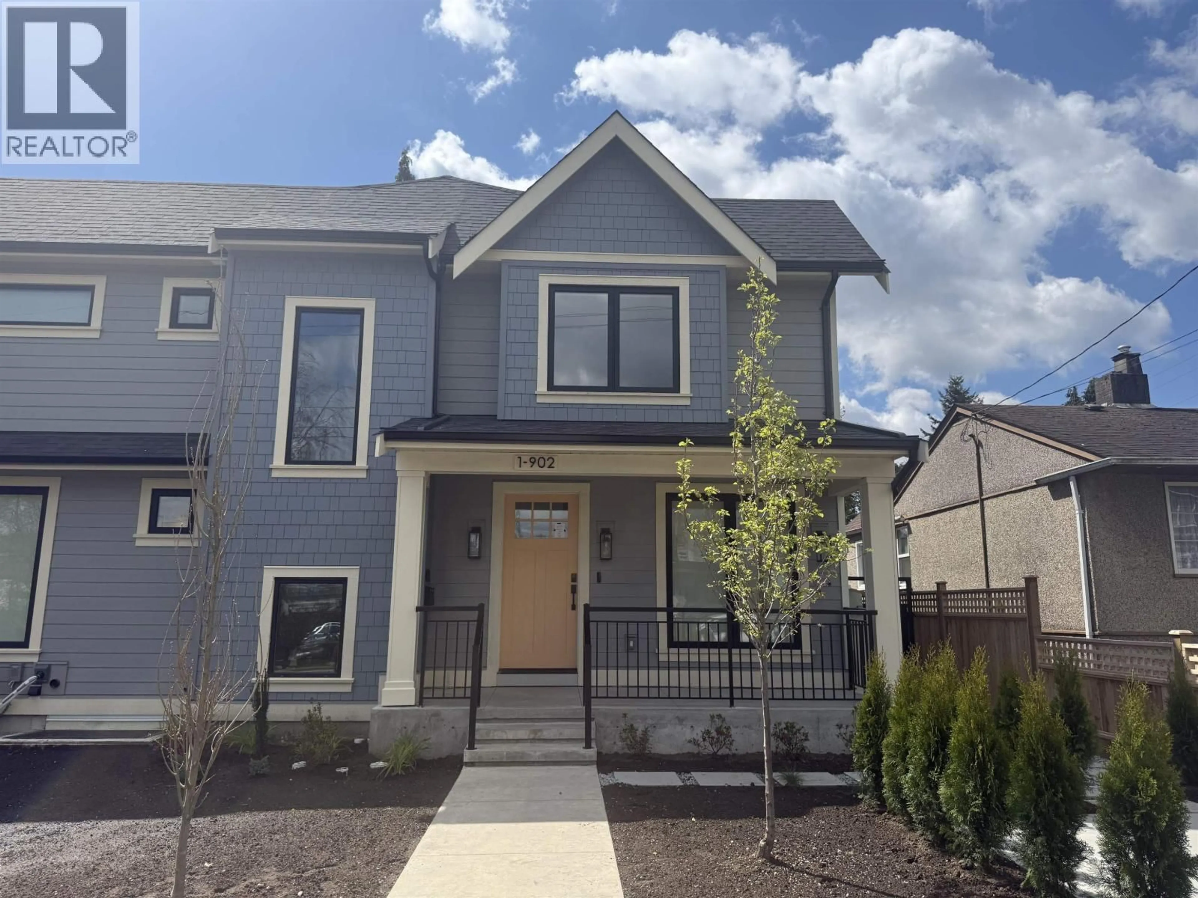 Home with vinyl exterior material, street for 1 - 902 FIRST STREET, New Westminster British Columbia V3L2J2