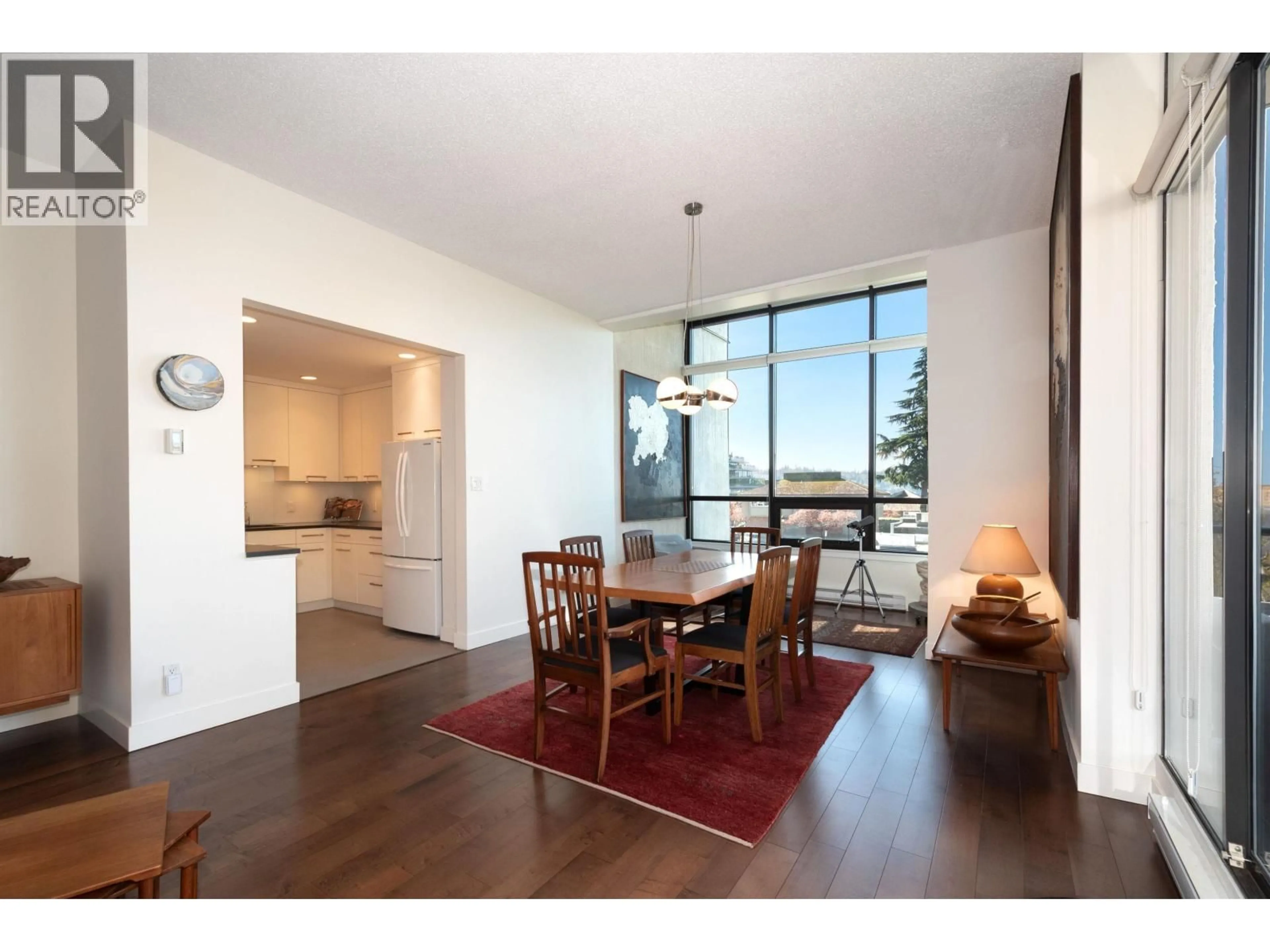 Dining room, wood/laminate floor for 114 - 1420 DUCHESS AVENUE, West Vancouver British Columbia V7T1H8