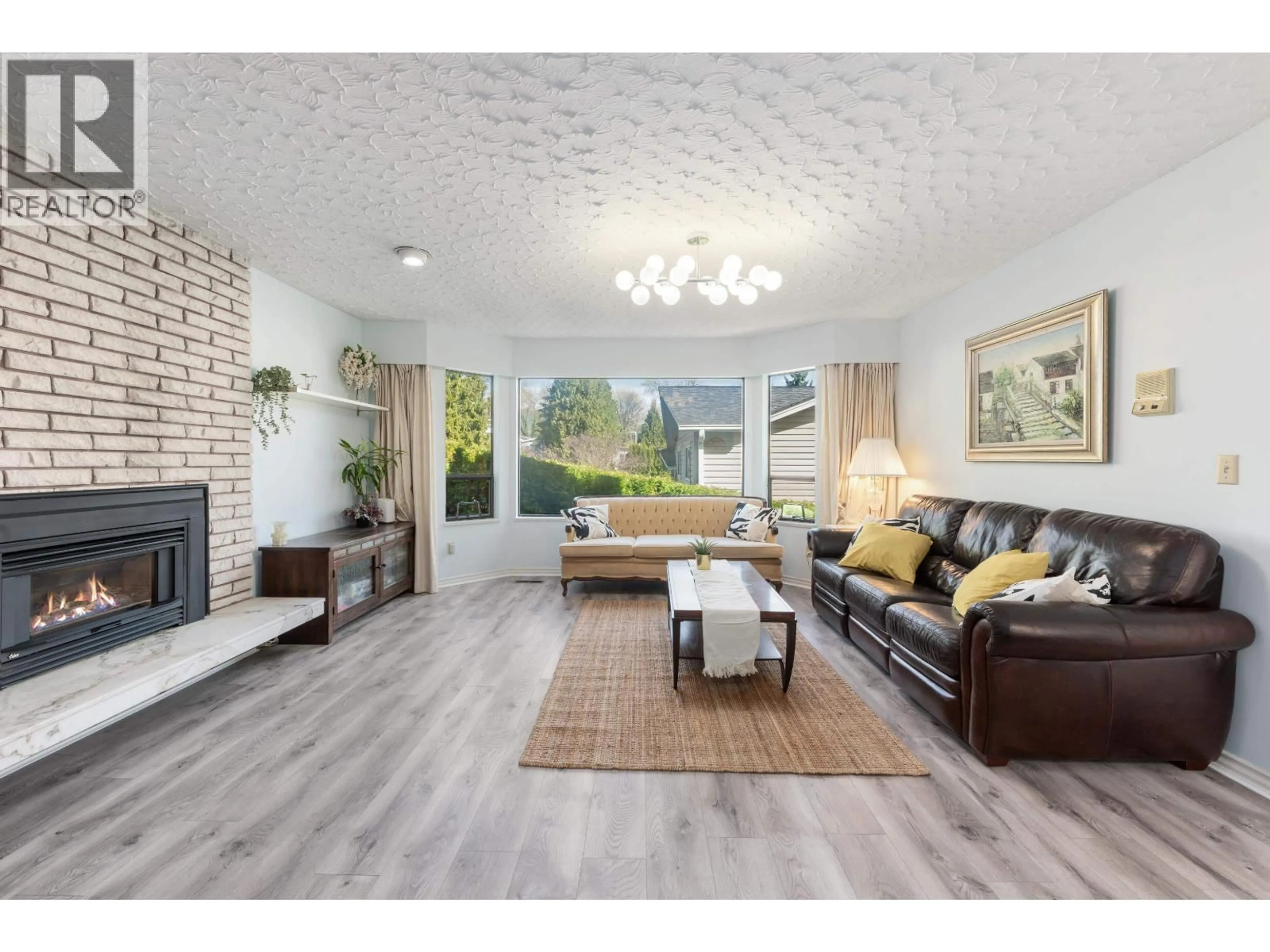 Living room with furniture, wood/laminate floor for 2950 KEETS DRIVE, Coquitlam British Columbia V3C4R6