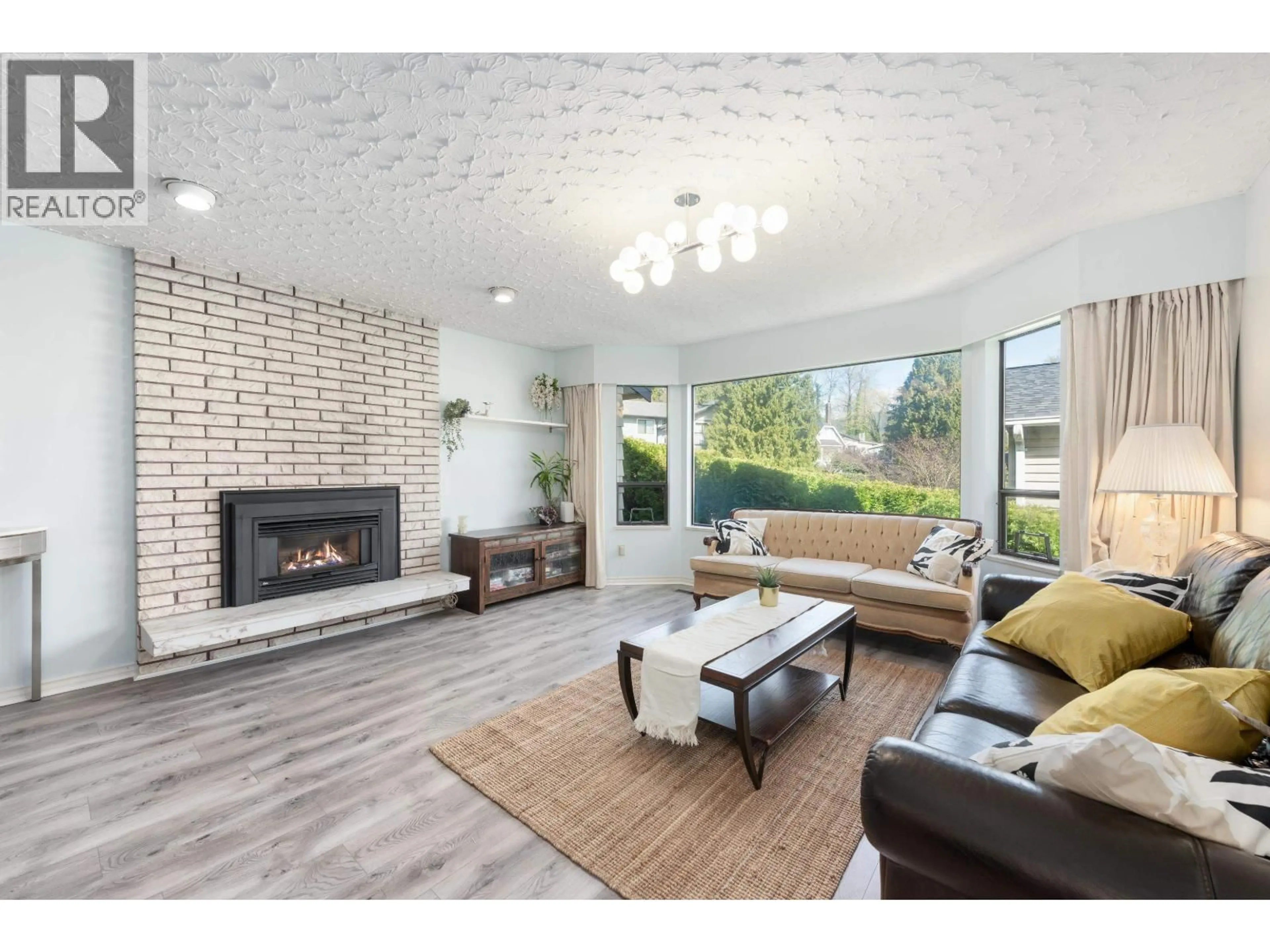 Living room with furniture, unknown for 2950 KEETS DRIVE, Coquitlam British Columbia V3C4R6