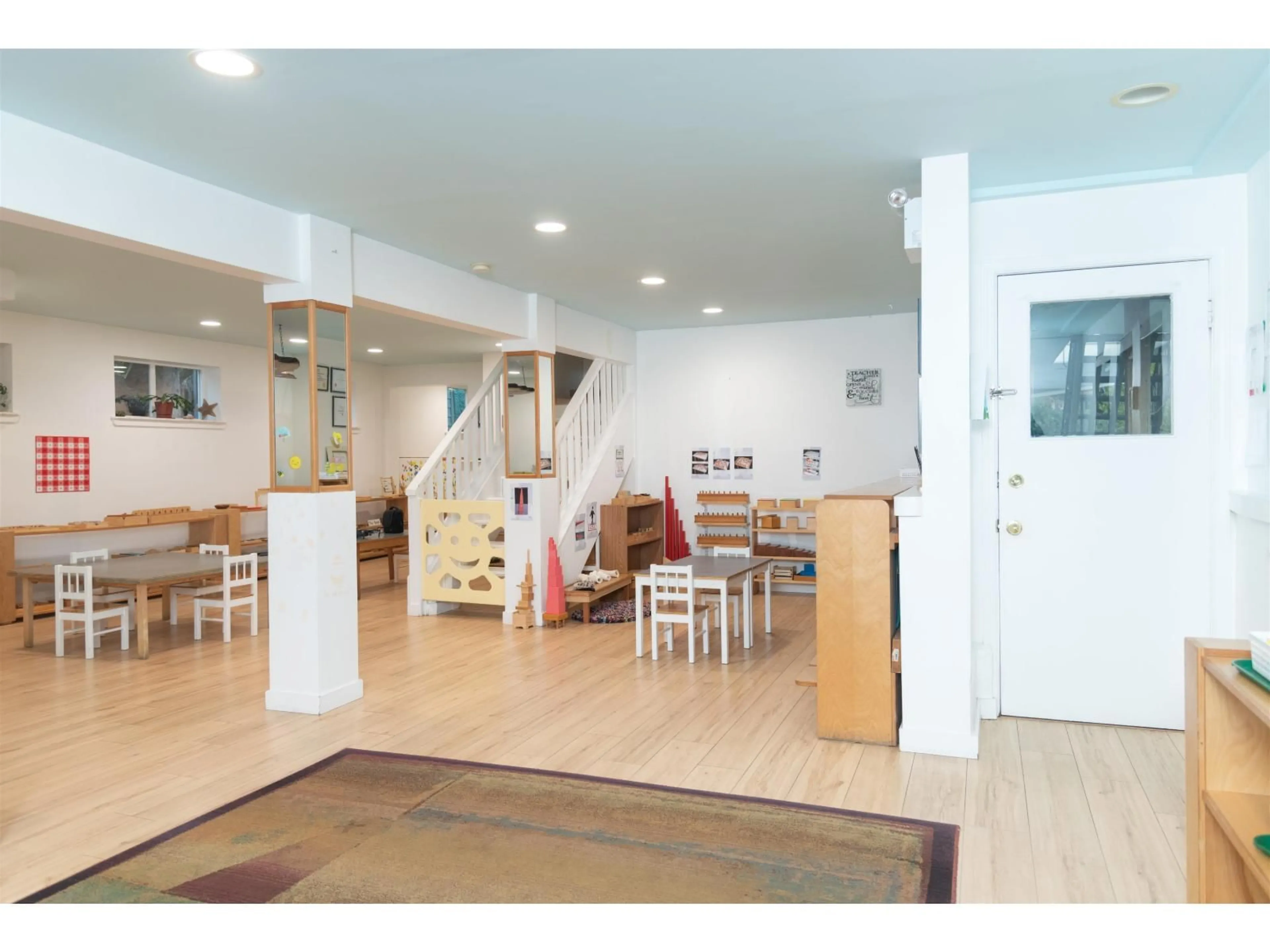 Indoor foyer for 15663 BUENA VISTA AVENUE, White Rock British Columbia V4B1Z6