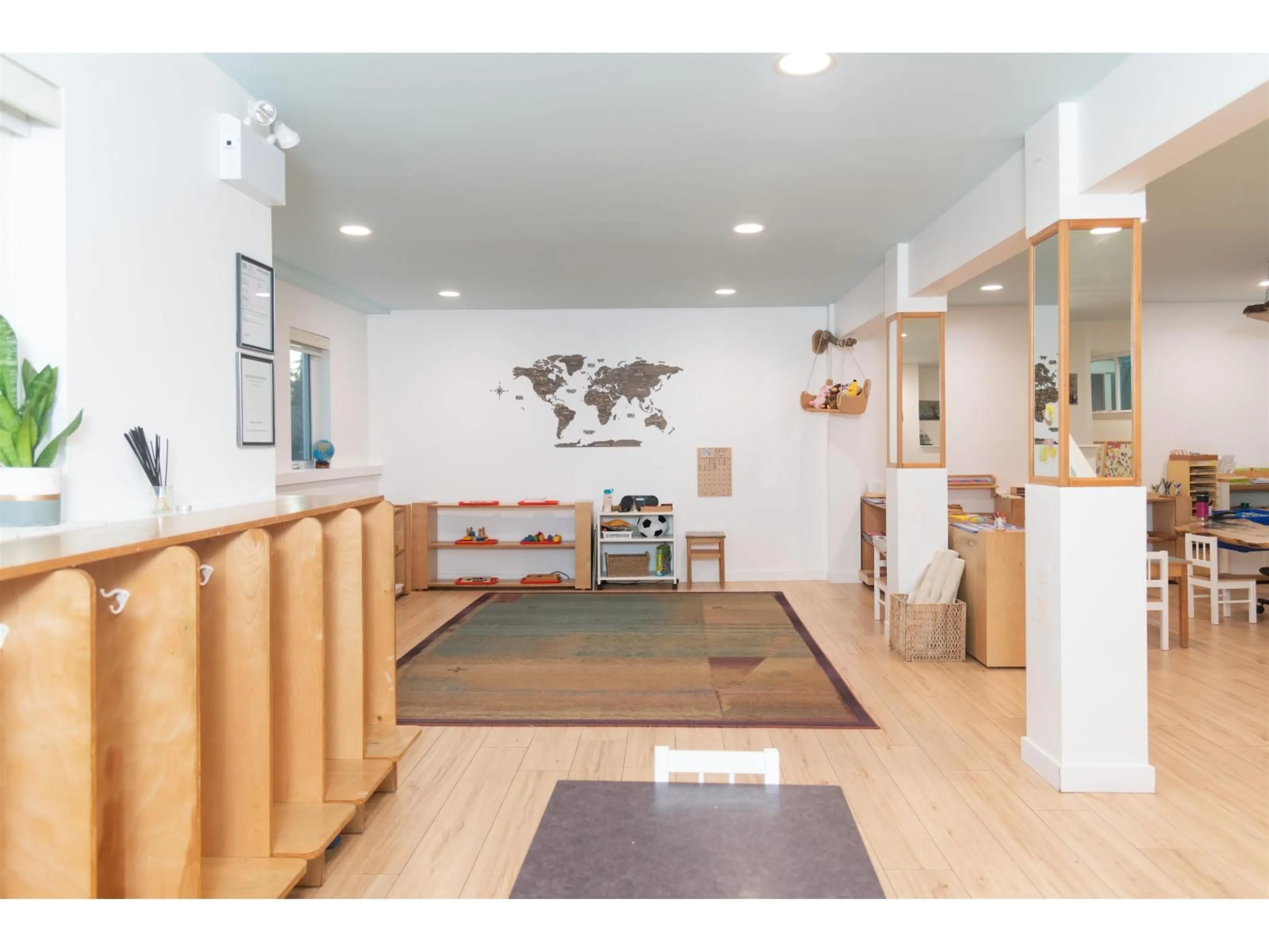 Indoor foyer for 15663 BUENA VISTA AVENUE, White Rock British Columbia V4B1Z6