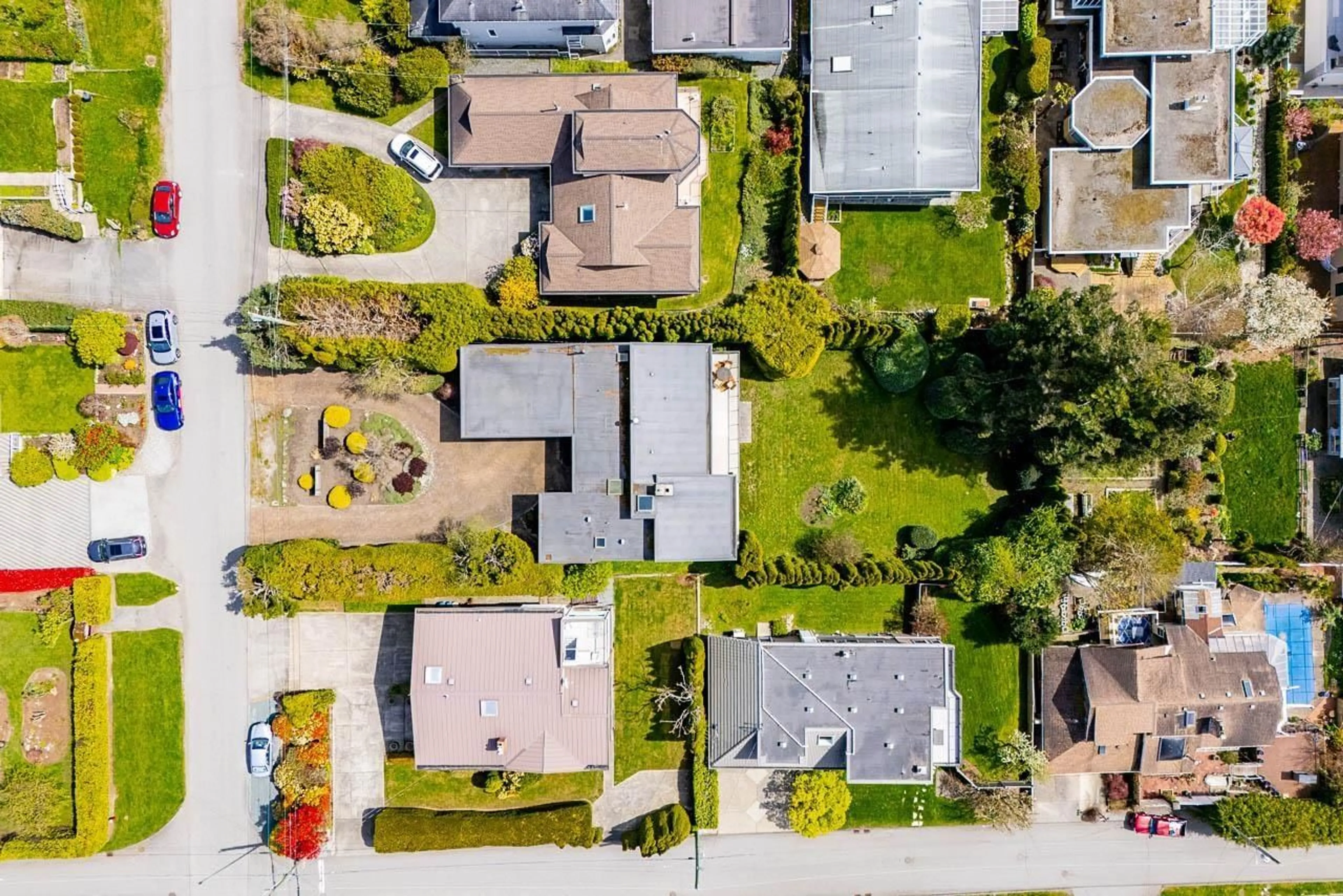 A pic from outside/outdoor area/front of a property/back of a property/a pic from drone, street for 14366 MAGDALEN AVENUE, White Rock British Columbia V4B2X3