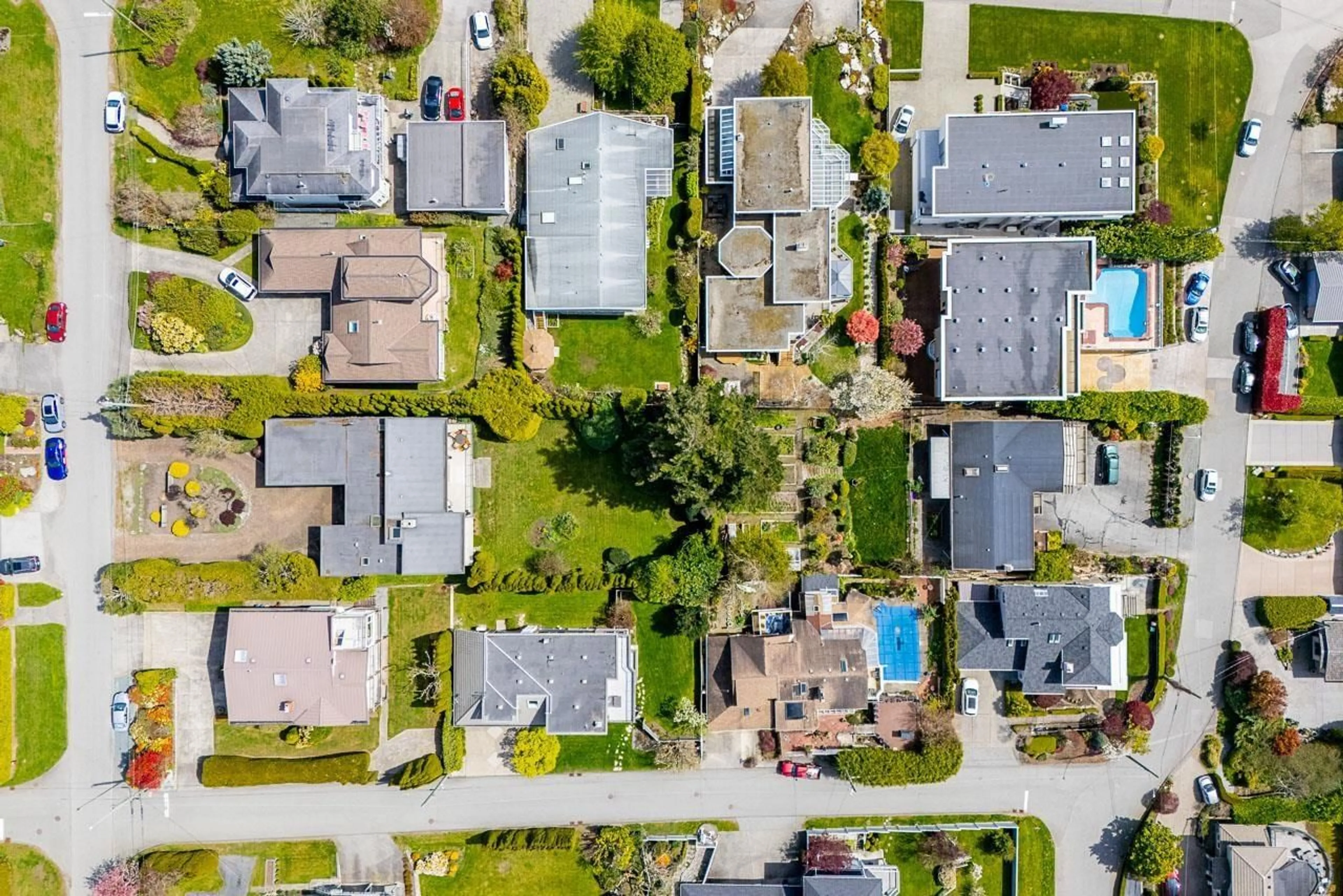 A pic from outside/outdoor area/front of a property/back of a property/a pic from drone, street for 14366 MAGDALEN AVENUE, White Rock British Columbia V4B2X3