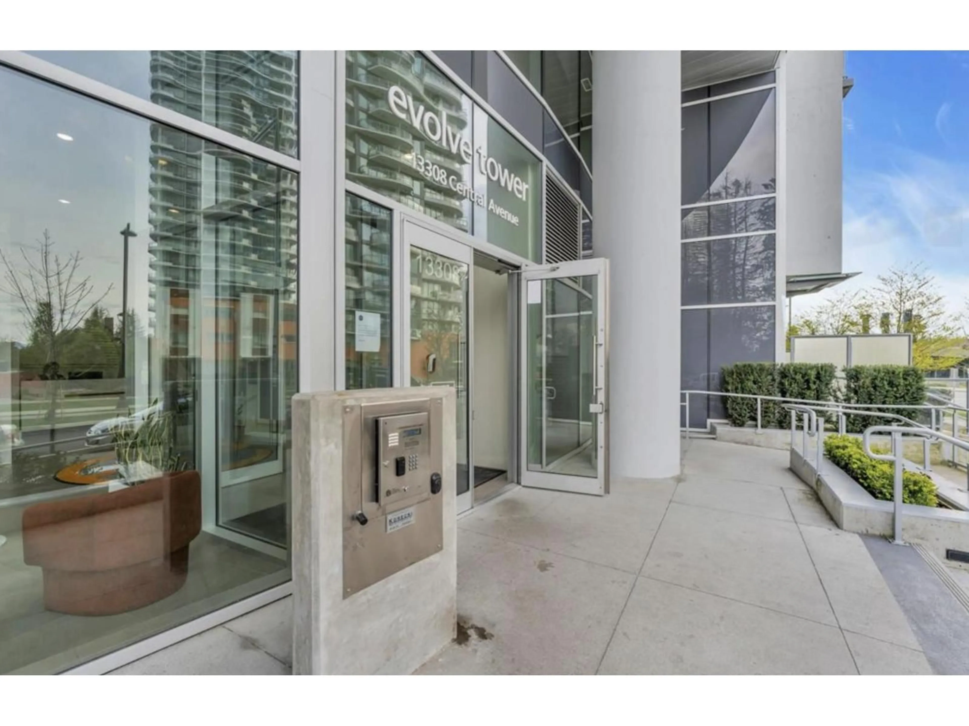 Indoor foyer for 1805 - 13308 CENTRAL AVENUE, Surrey British Columbia V3T0M4