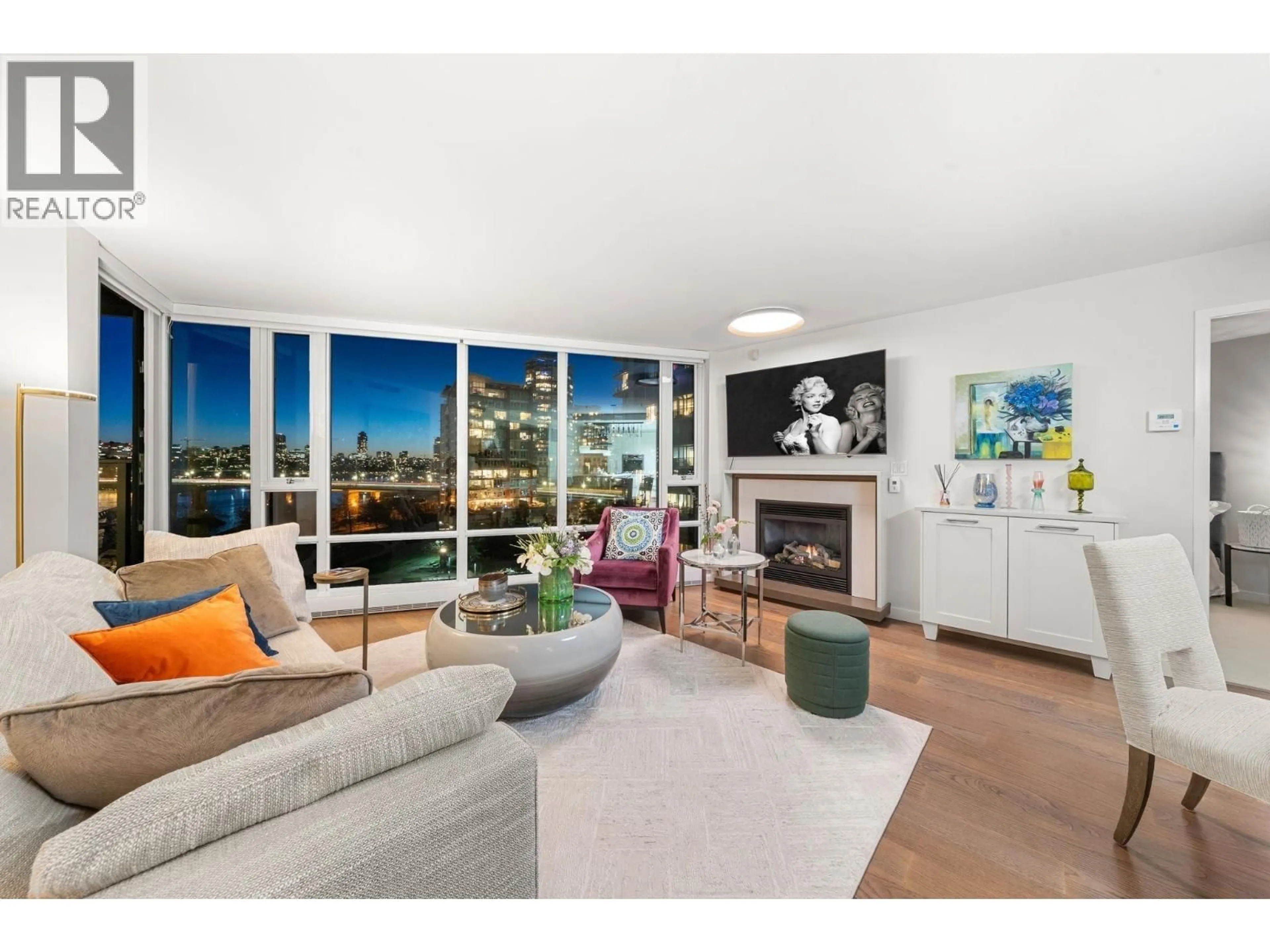 Living room with furniture, wood/laminate floor for 903 - 8 SMITHE MEWS, Vancouver British Columbia V6B0A5