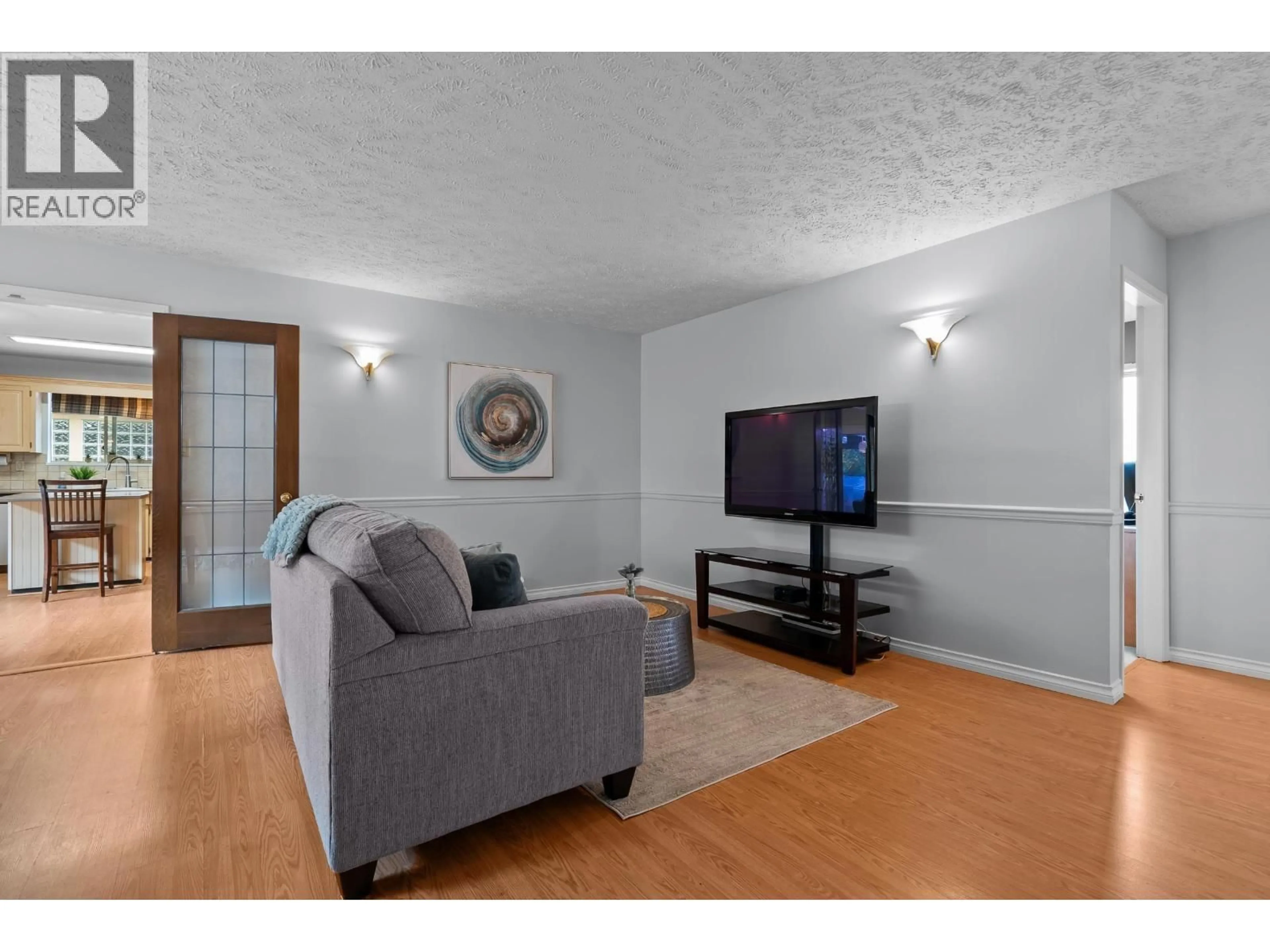 Living room with furniture, wood/laminate floor for 83 WOODLAND DRIVE, Delta British Columbia V4L2H7