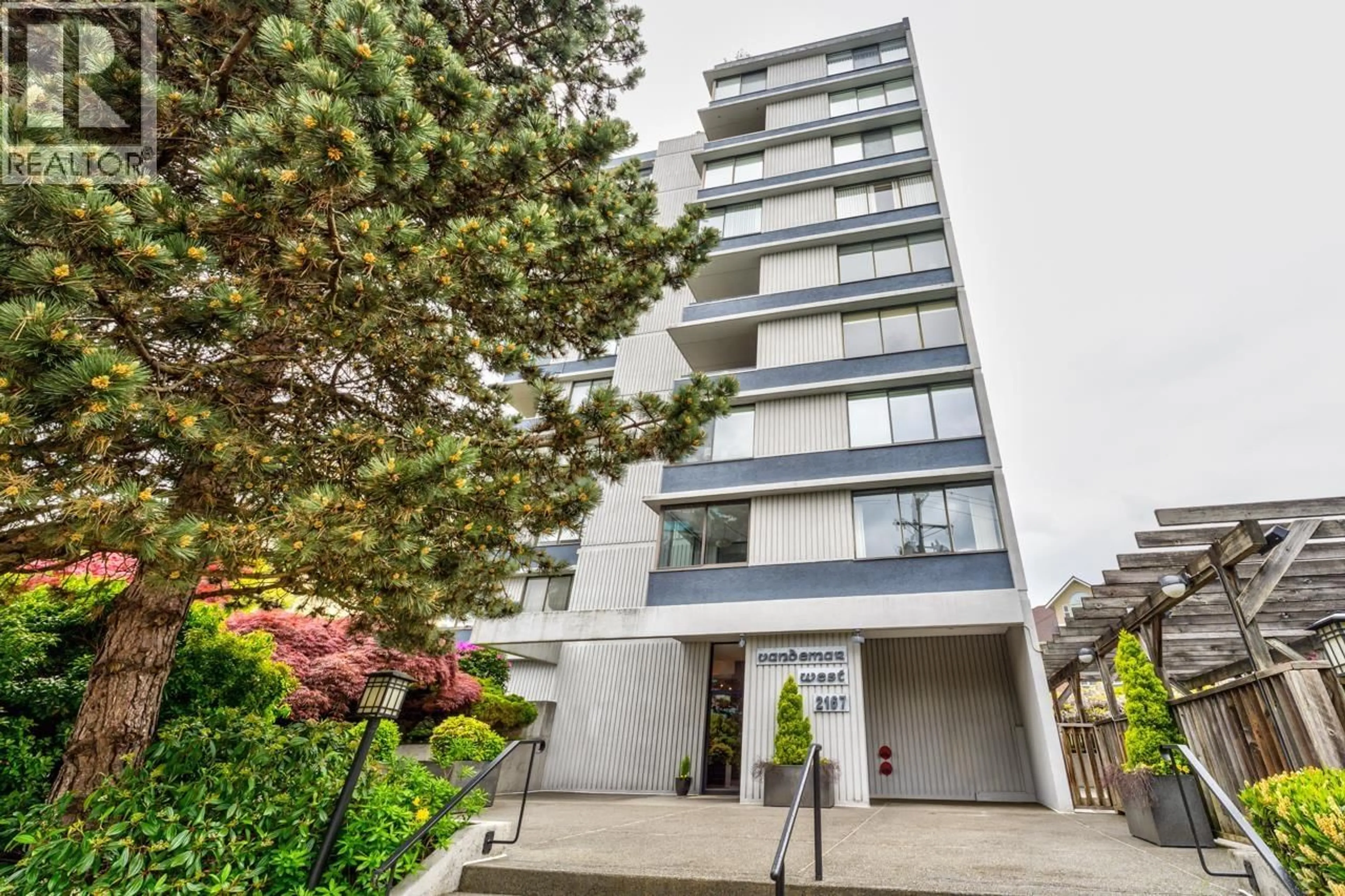 Indoor foyer for 203 - 2167 BELLEVUE AVENUE, West Vancouver British Columbia V7V1C2