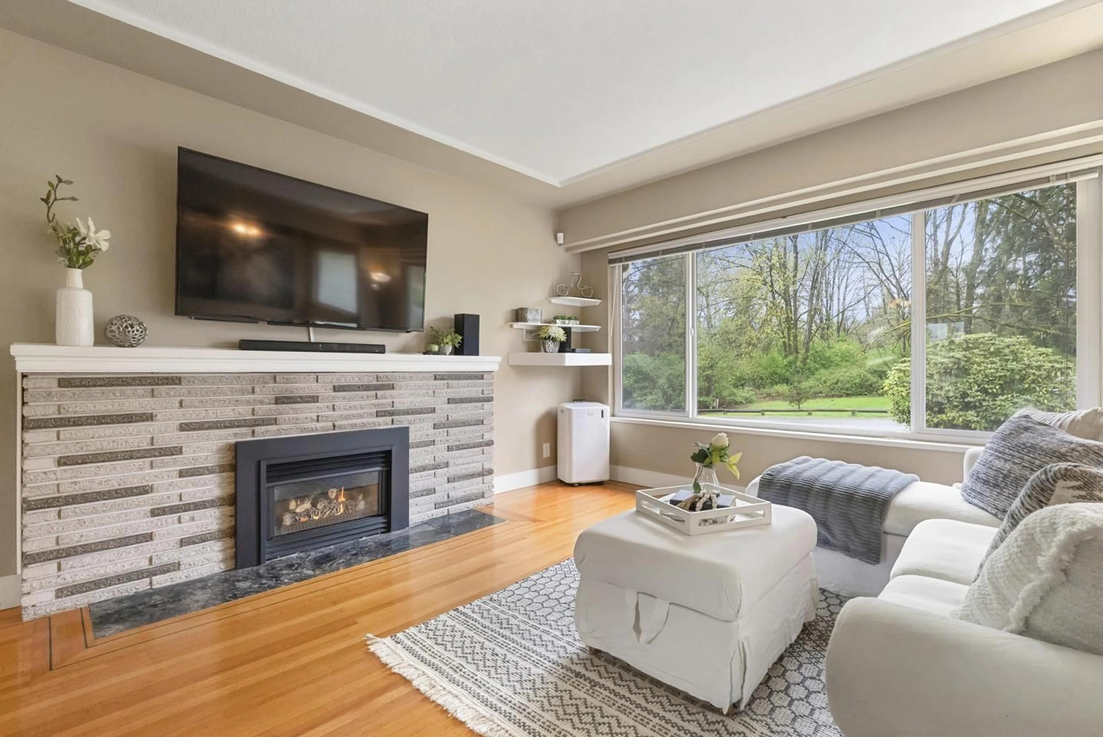 Living room with furniture, unknown for 11275 150 STREET, Surrey British Columbia V3R4E1