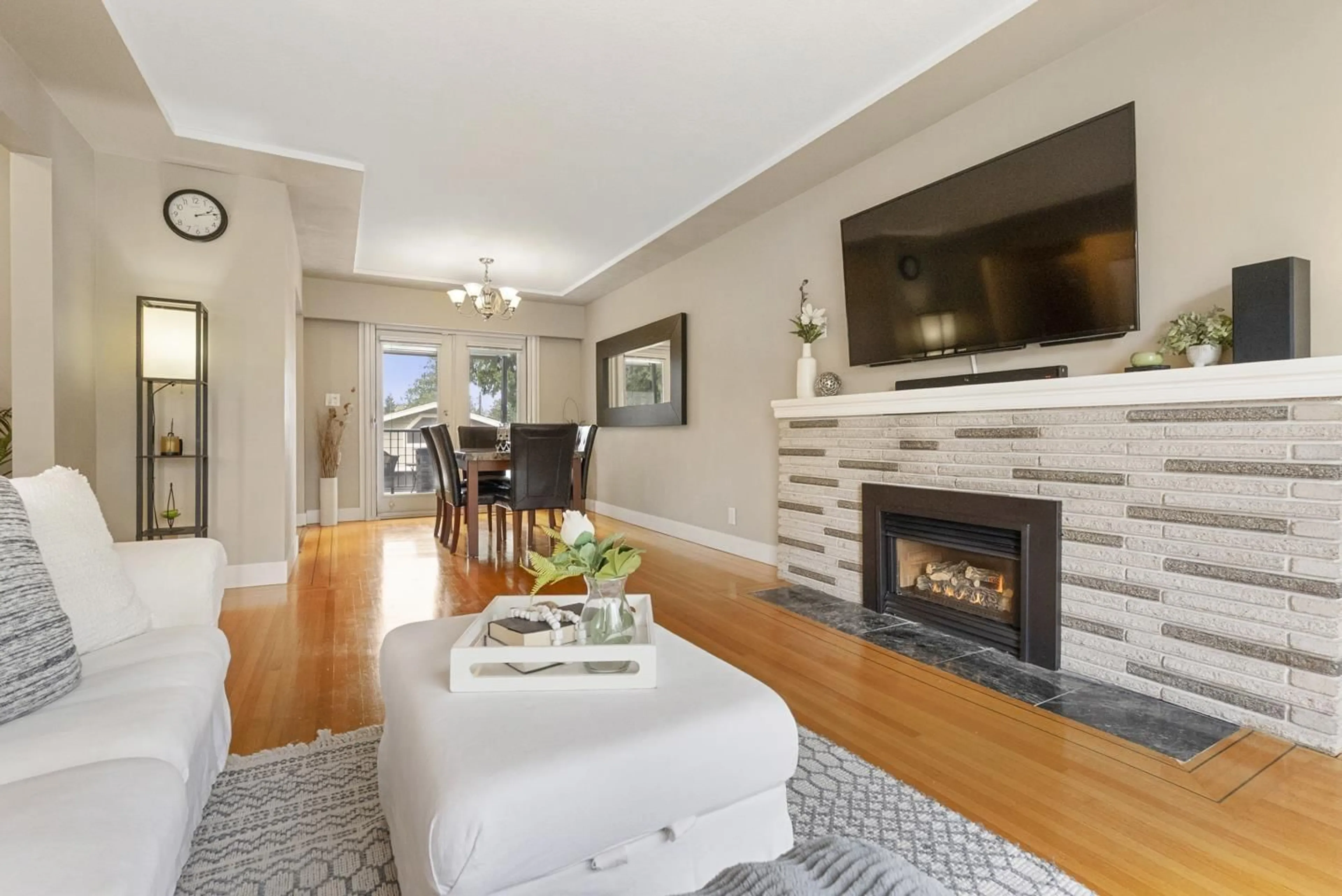 Living room with furniture, unknown for 11275 150 STREET, Surrey British Columbia V3R4E1