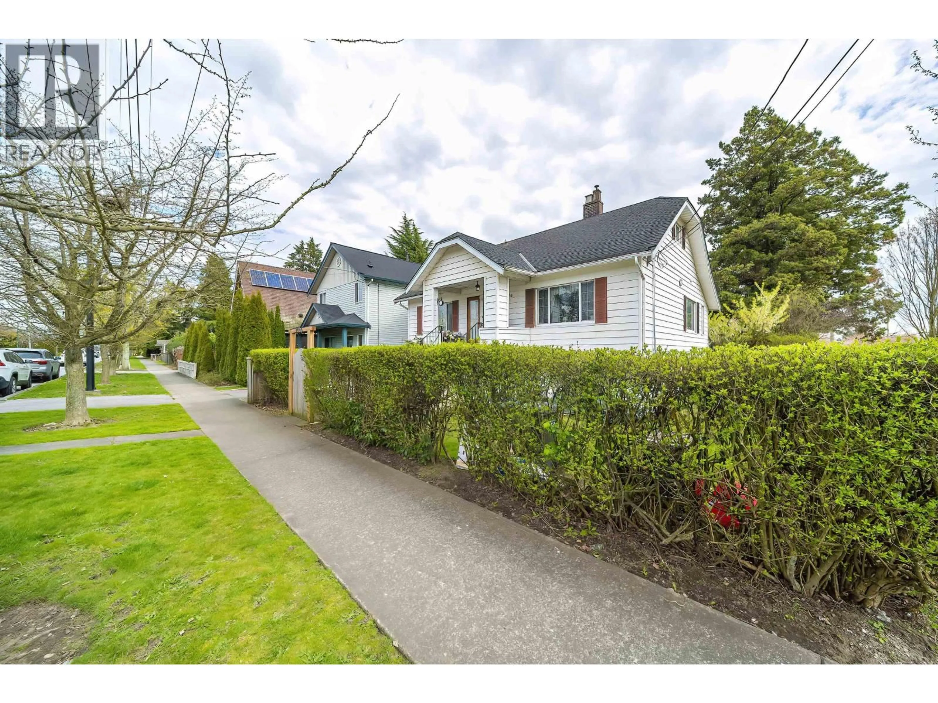 A pic from outside/outdoor area/front of a property/back of a property/a pic from drone, street for 1320 TENTH AVENUE, New Westminster British Columbia V3M3H9