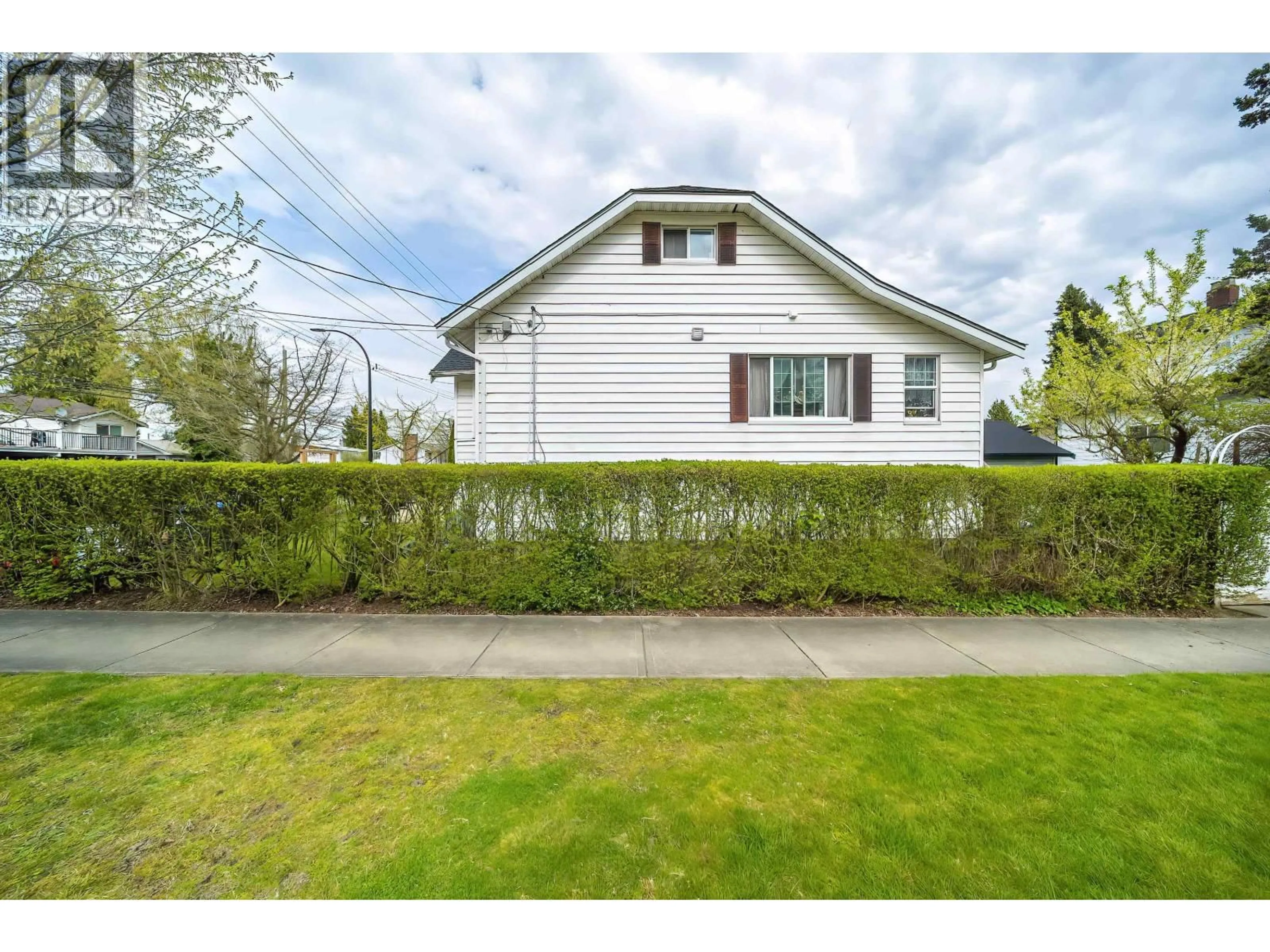 A pic from outside/outdoor area/front of a property/back of a property/a pic from drone, street for 1320 TENTH AVENUE, New Westminster British Columbia V3M3H9