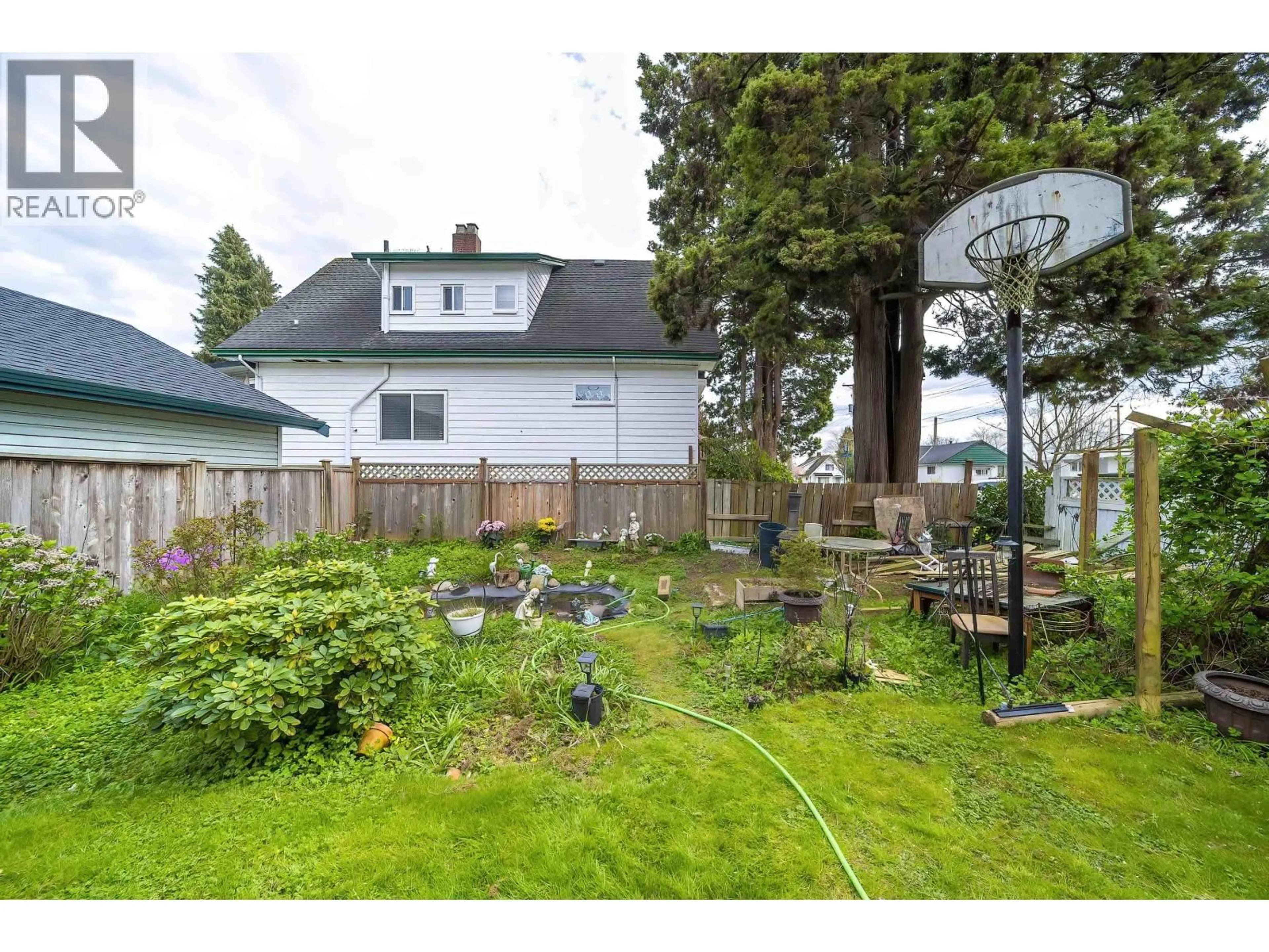 A pic from outside/outdoor area/front of a property/back of a property/a pic from drone, unknown for 1320 TENTH AVENUE, New Westminster British Columbia V3M3H9