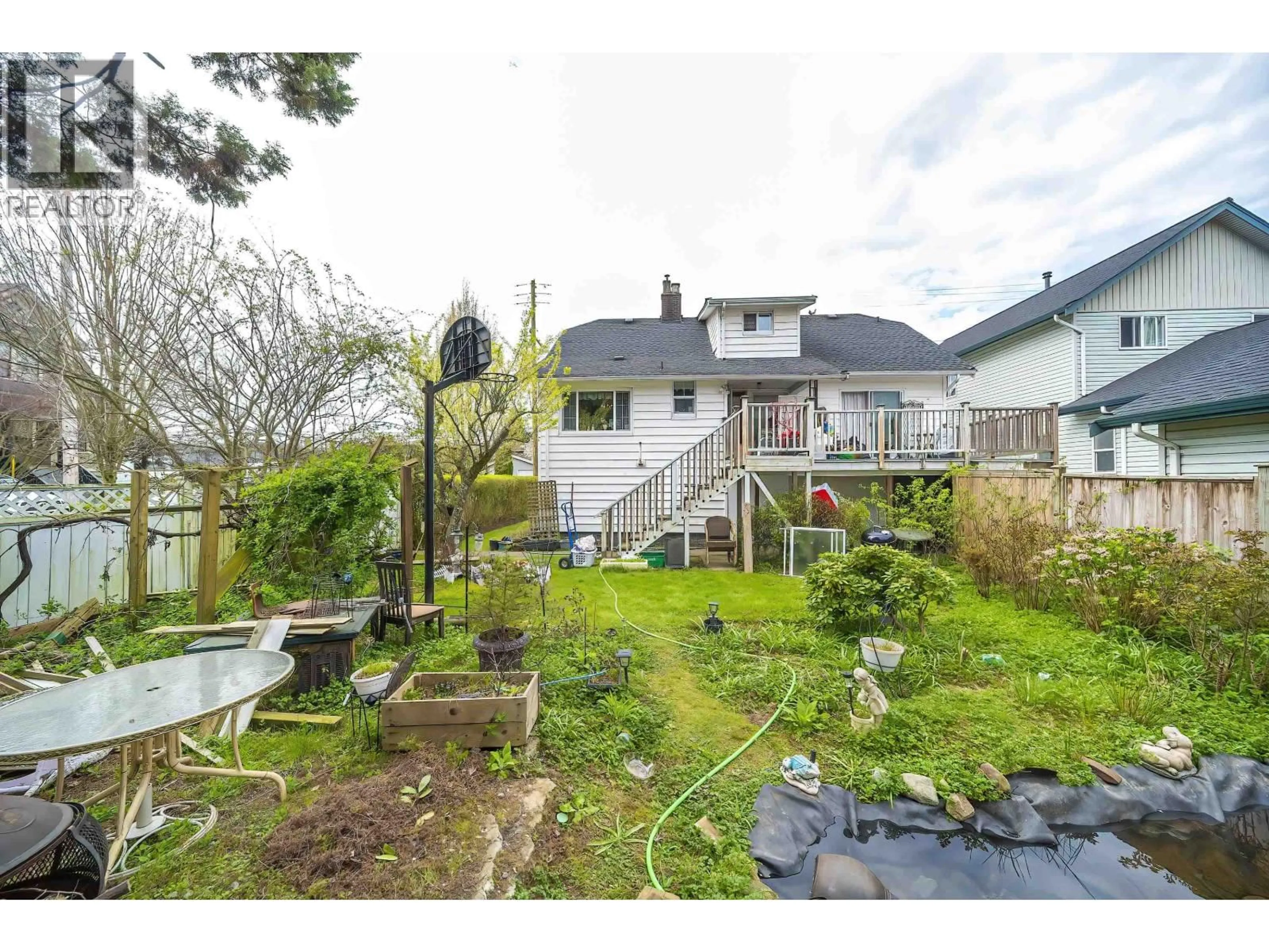 A pic from outside/outdoor area/front of a property/back of a property/a pic from drone, street for 1320 TENTH AVENUE, New Westminster British Columbia V3M3H9