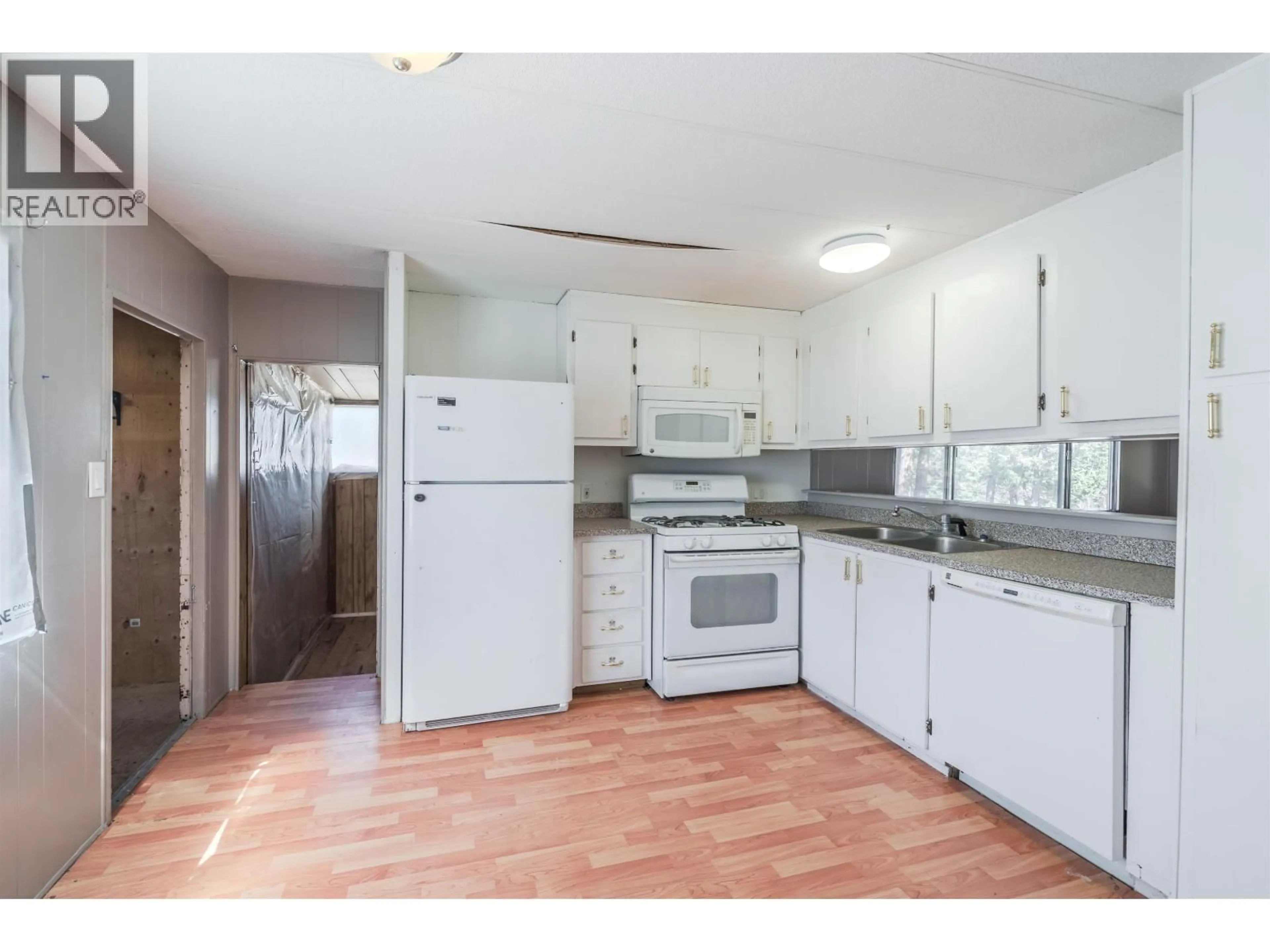 Standard kitchen, unknown for 5469 SAUNDERS CRESCENT, 103 Mile House British Columbia V0K2E1