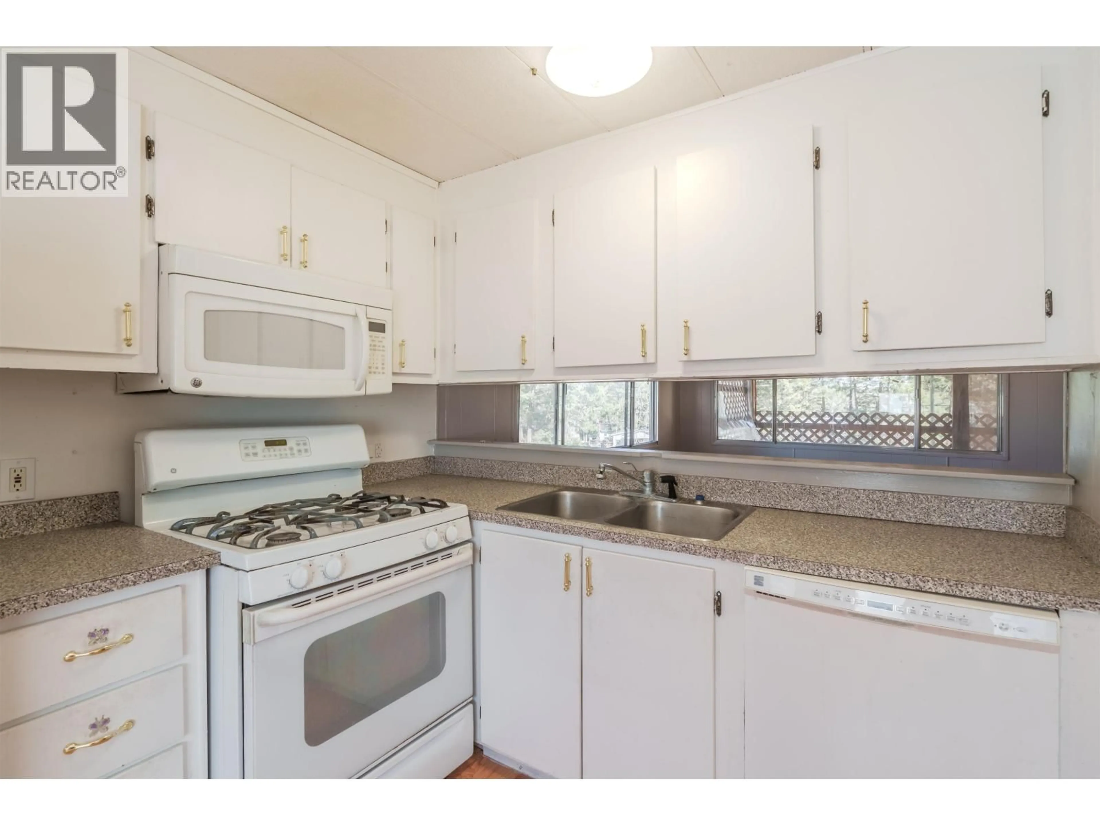Standard kitchen, unknown for 5469 SAUNDERS CRESCENT, 103 Mile House British Columbia V0K2E1