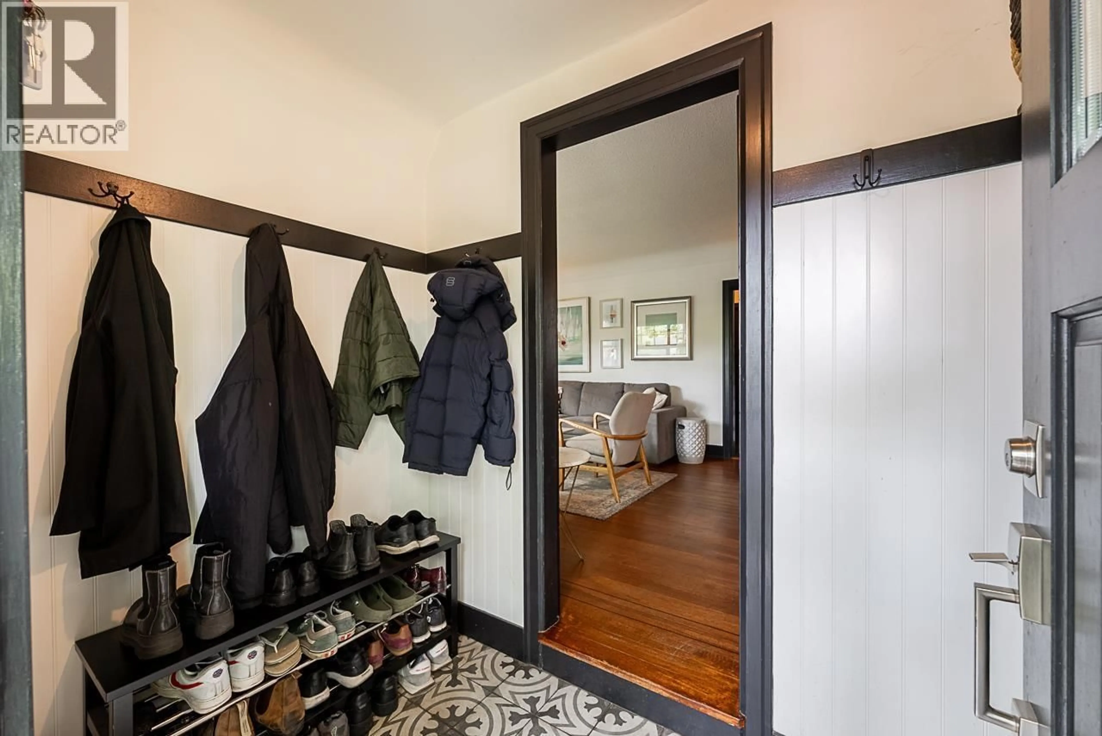 Indoor entryway for 341 22ND AVENUE, Vancouver British Columbia V5Y2G3