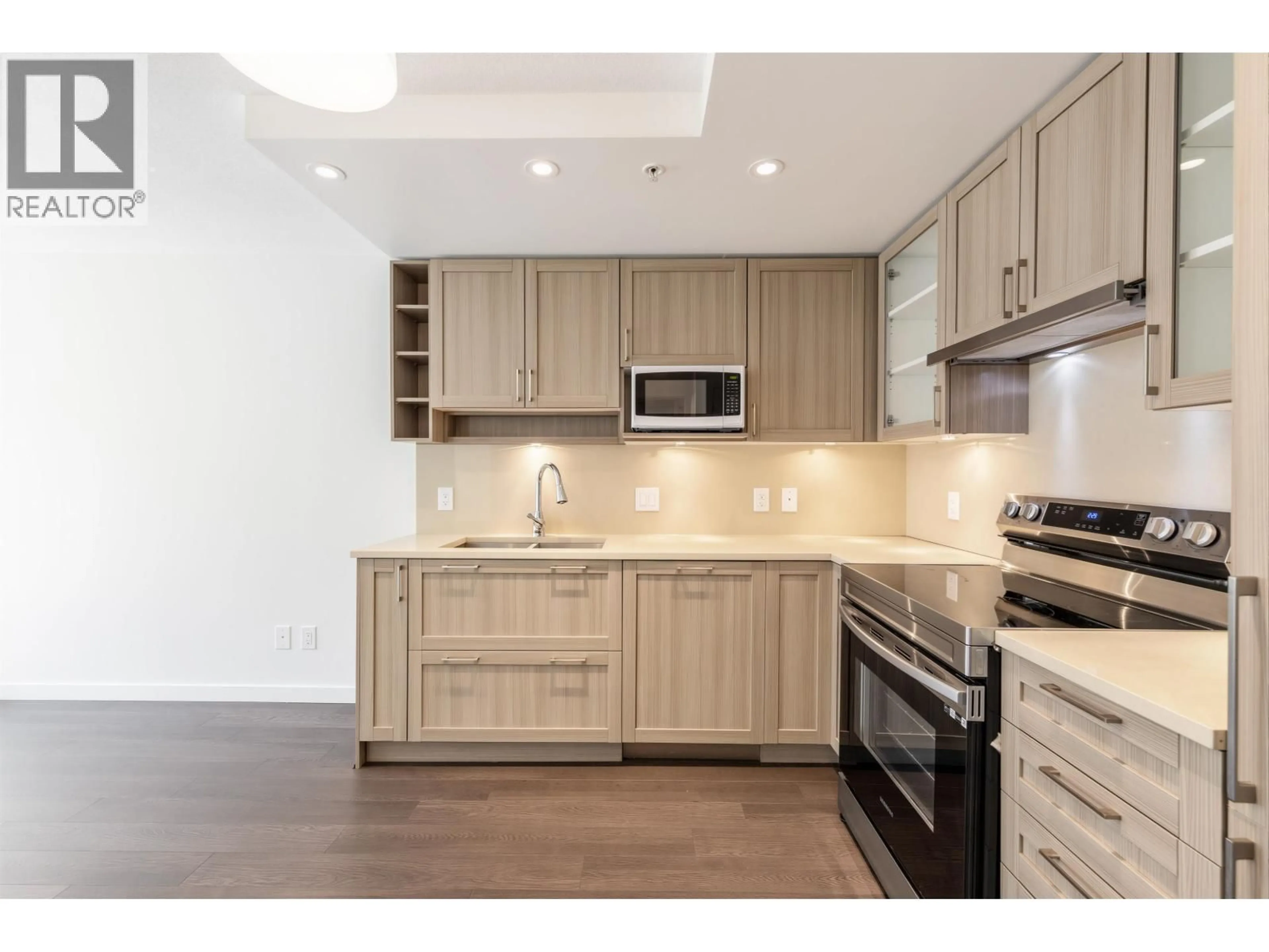 Standard kitchen, wood/laminate floor for 320 - 5665 BOUNDARY ROAD, Vancouver British Columbia V5R0E4