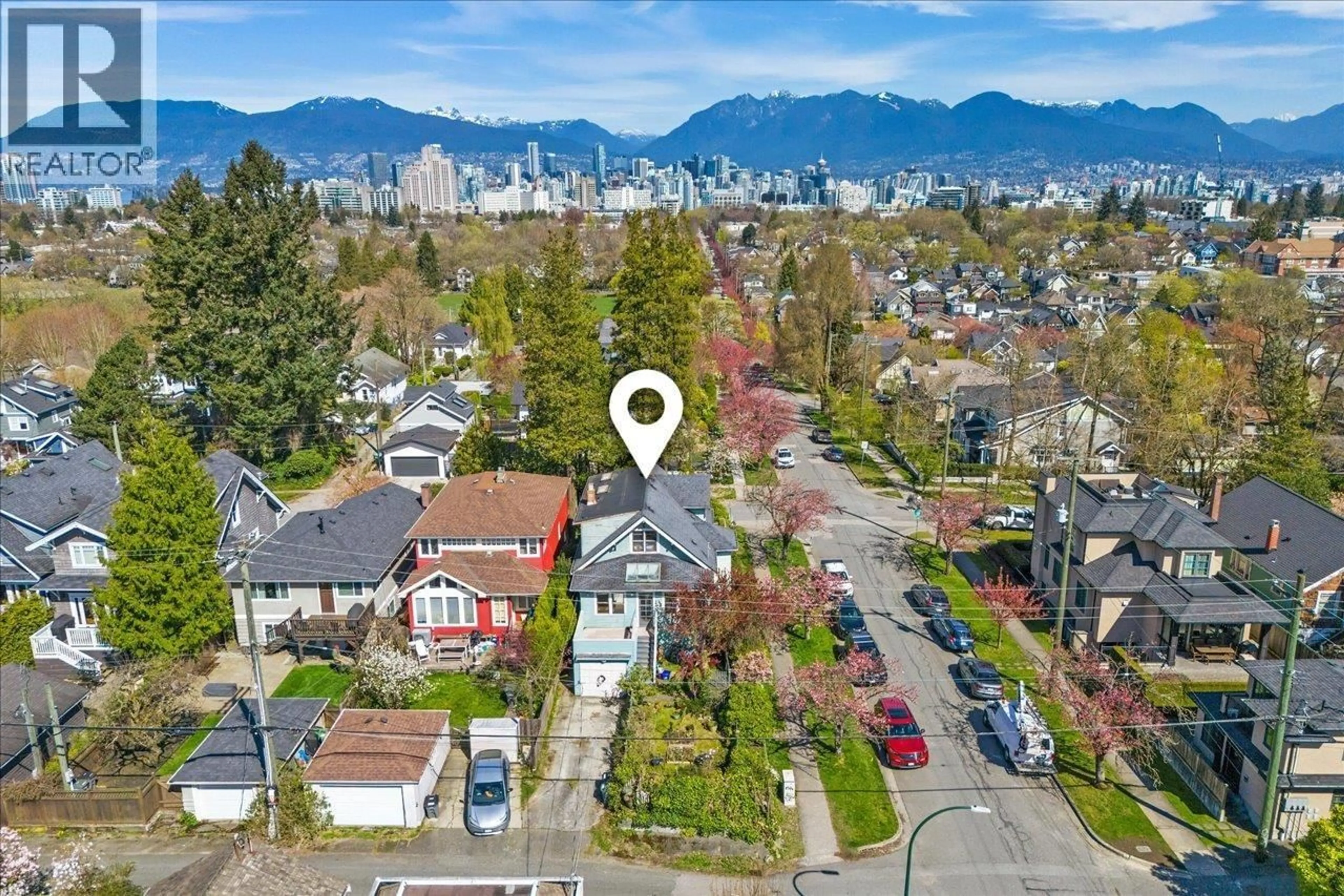 A pic from outside/outdoor area/front of a property/back of a property/a pic from drone, unknown for 706 24TH AVENUE, Vancouver British Columbia V5Z2B8