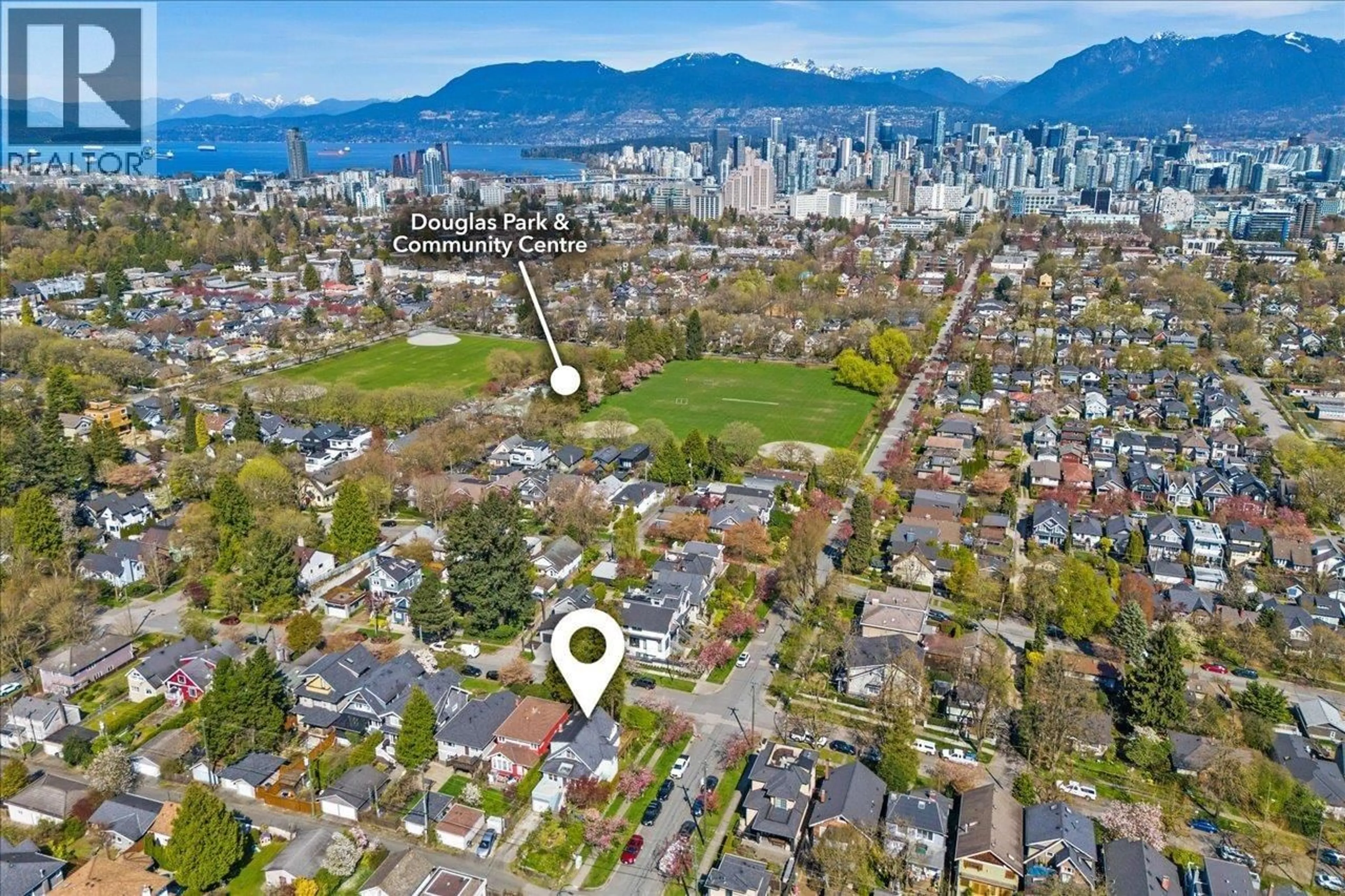 A pic from outside/outdoor area/front of a property/back of a property/a pic from drone, unknown for 706 24TH AVENUE, Vancouver British Columbia V5Z2B8