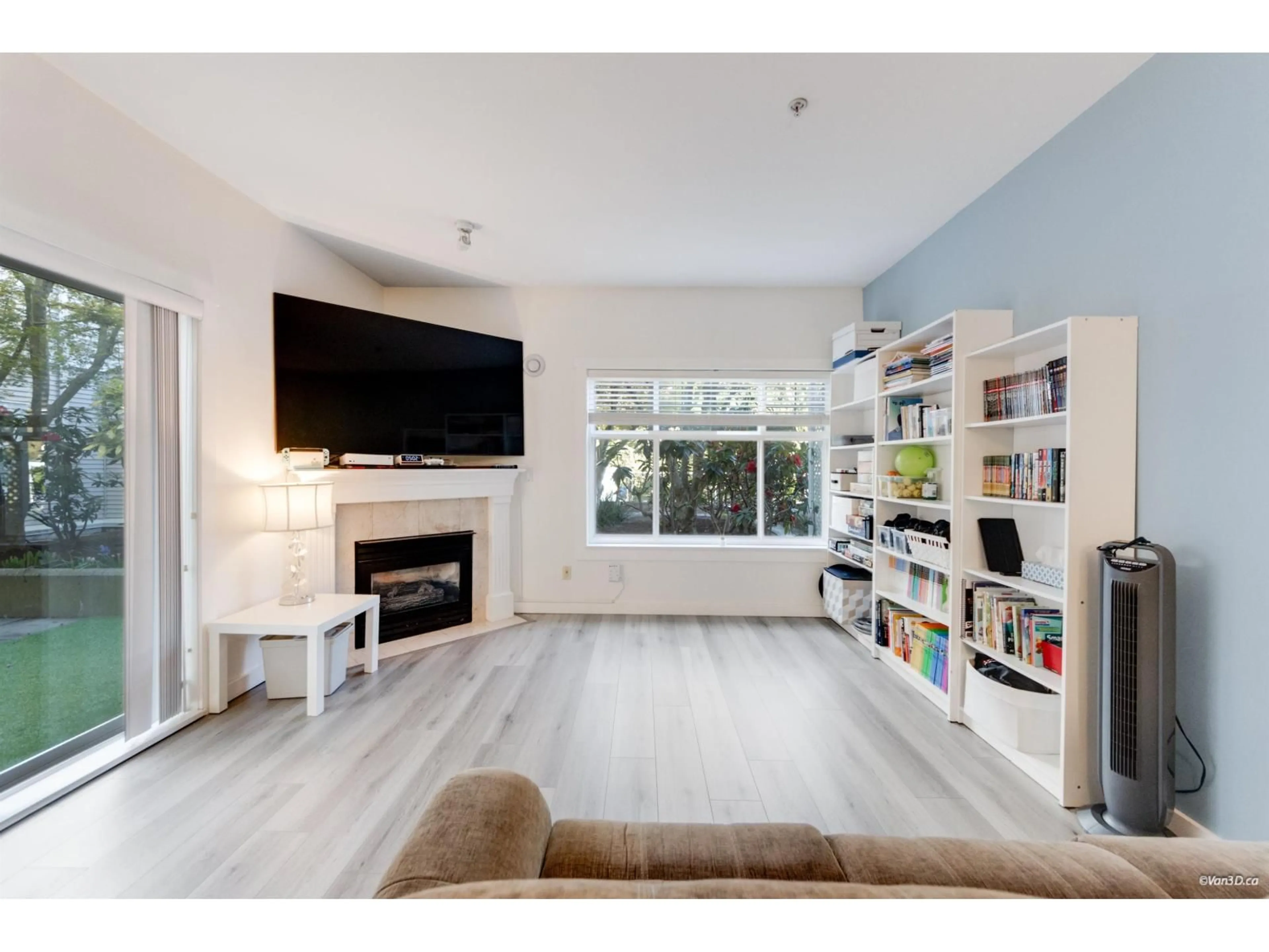 Living room with furniture, wood/laminate floor for 111 - 8976 208 STREET, Langley British Columbia V1M2Y8