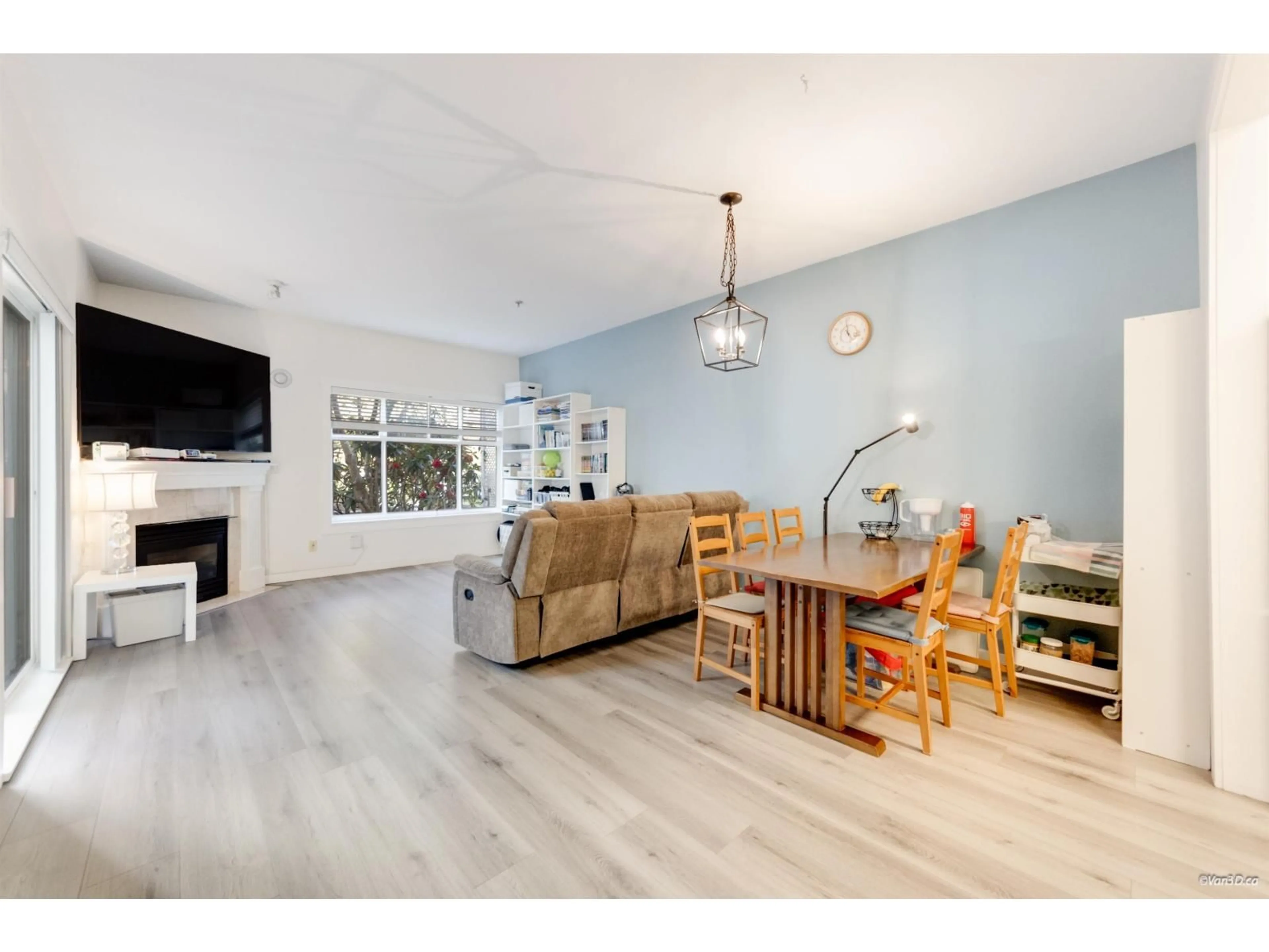 Living room with furniture, wood/laminate floor for 111 - 8976 208 STREET, Langley British Columbia V1M2Y8