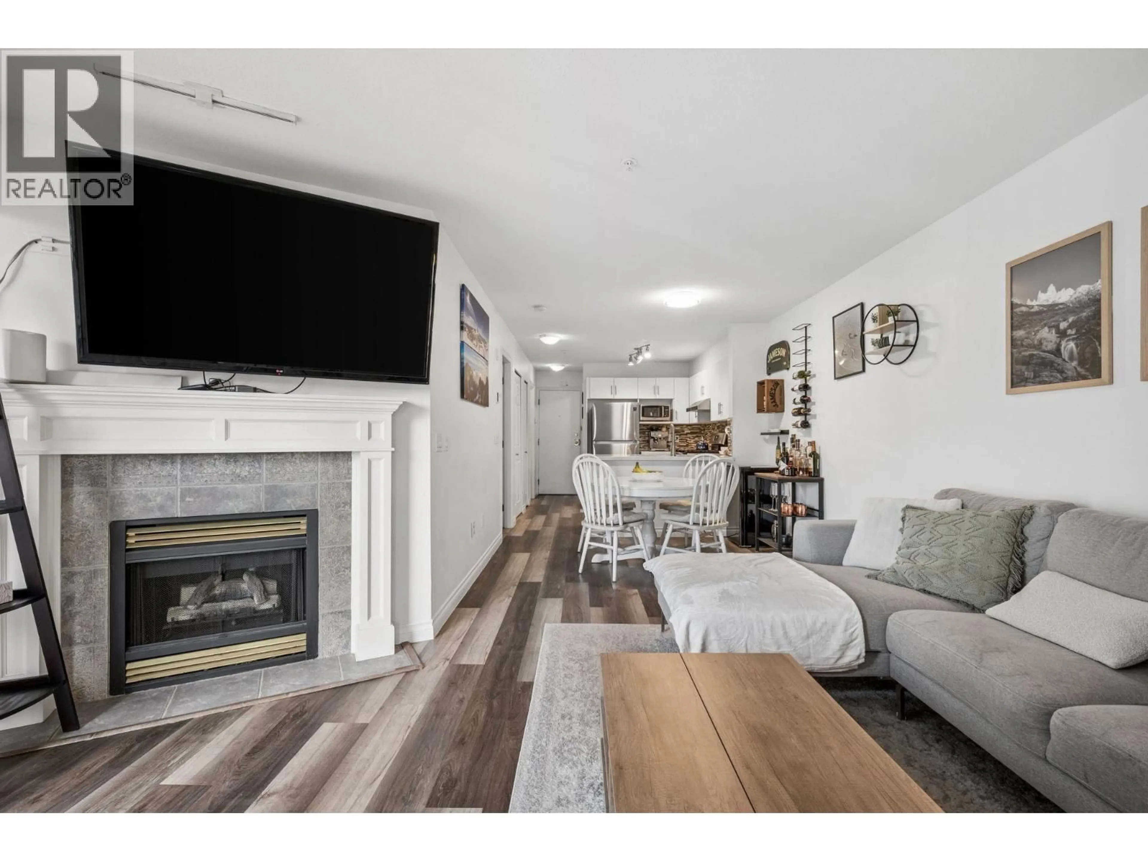 Living room with furniture, wood/laminate floor for 308 - 688 16TH AVENUE, Vancouver British Columbia V5T2V4