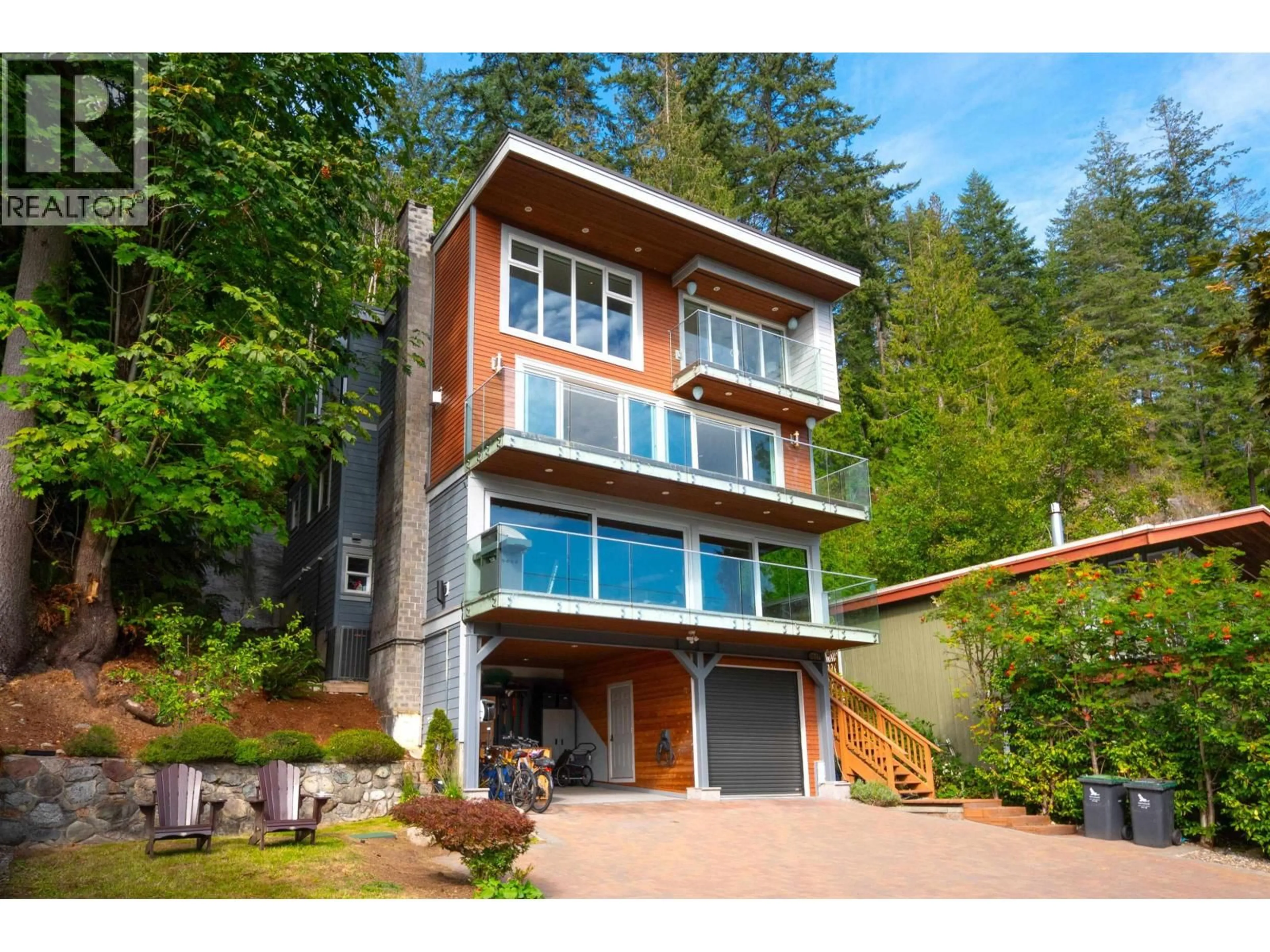 Home with vinyl exterior material, unknown for 2867 PANORAMA DRIVE, North Vancouver British Columbia V7G1V7