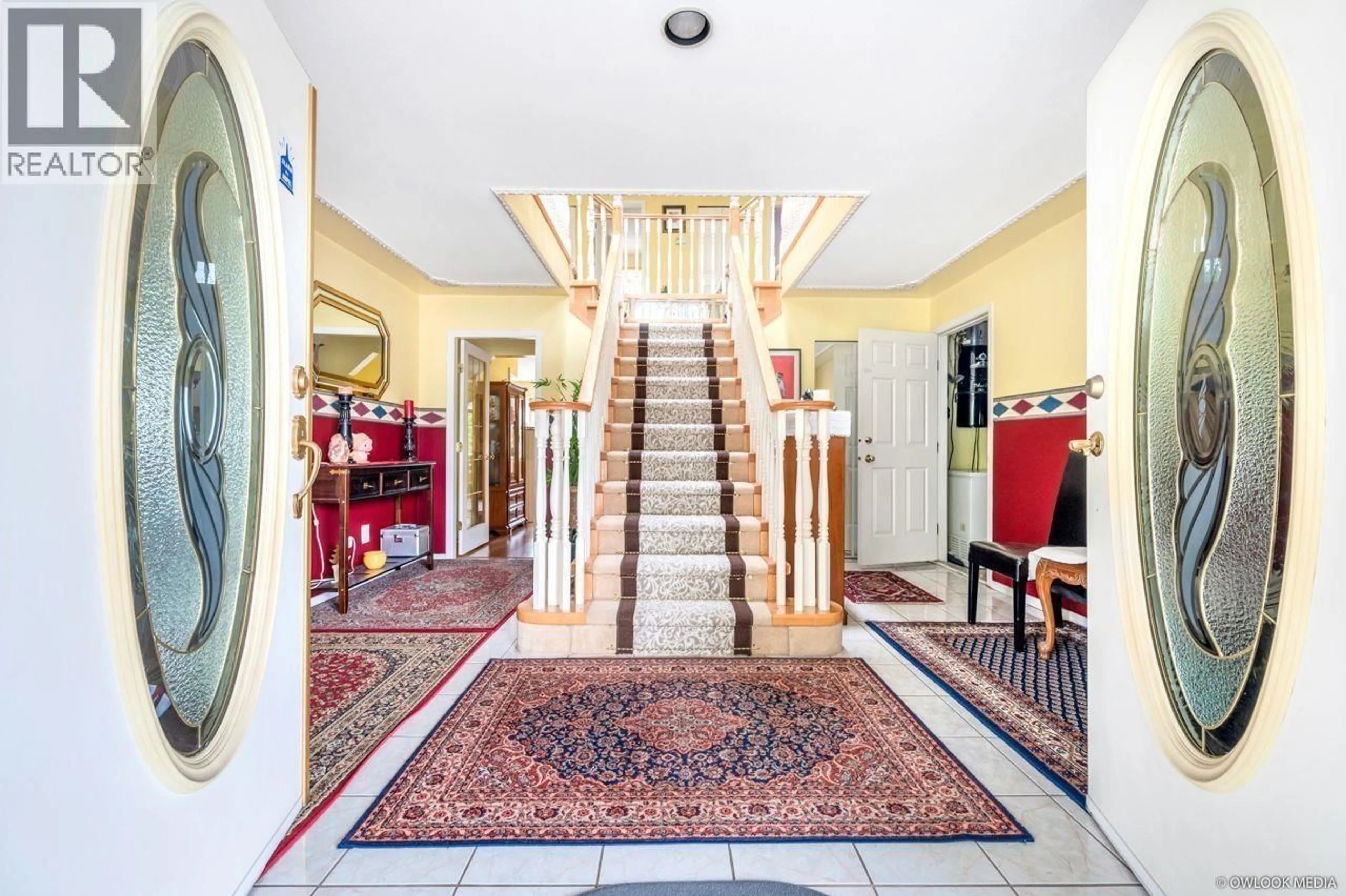Indoor foyer for 12540 WESTMINSTER HIGHWAY, Richmond British Columbia V6V1A1