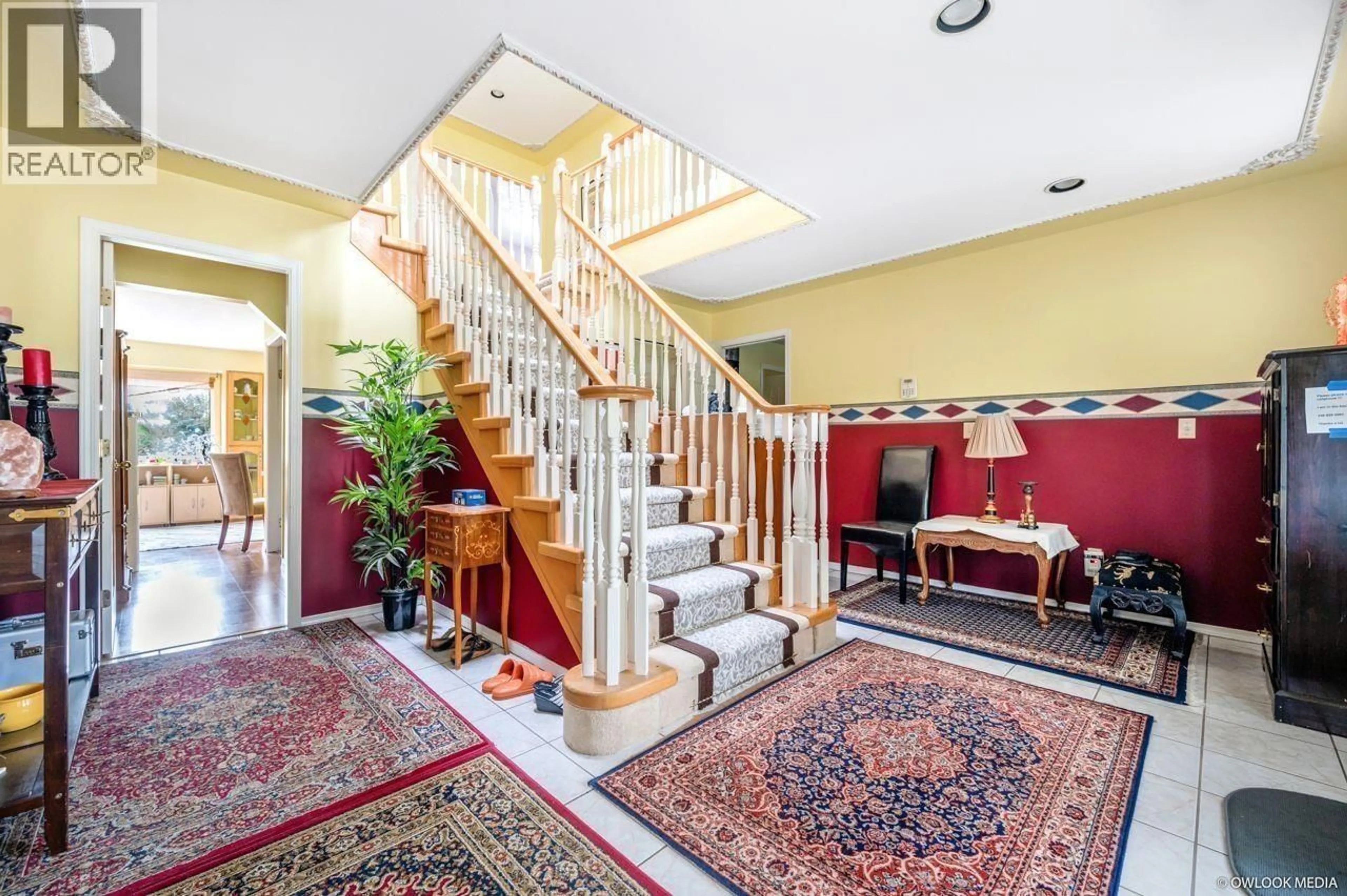 Indoor foyer for 12540 WESTMINSTER HIGHWAY, Richmond British Columbia V6V1A1