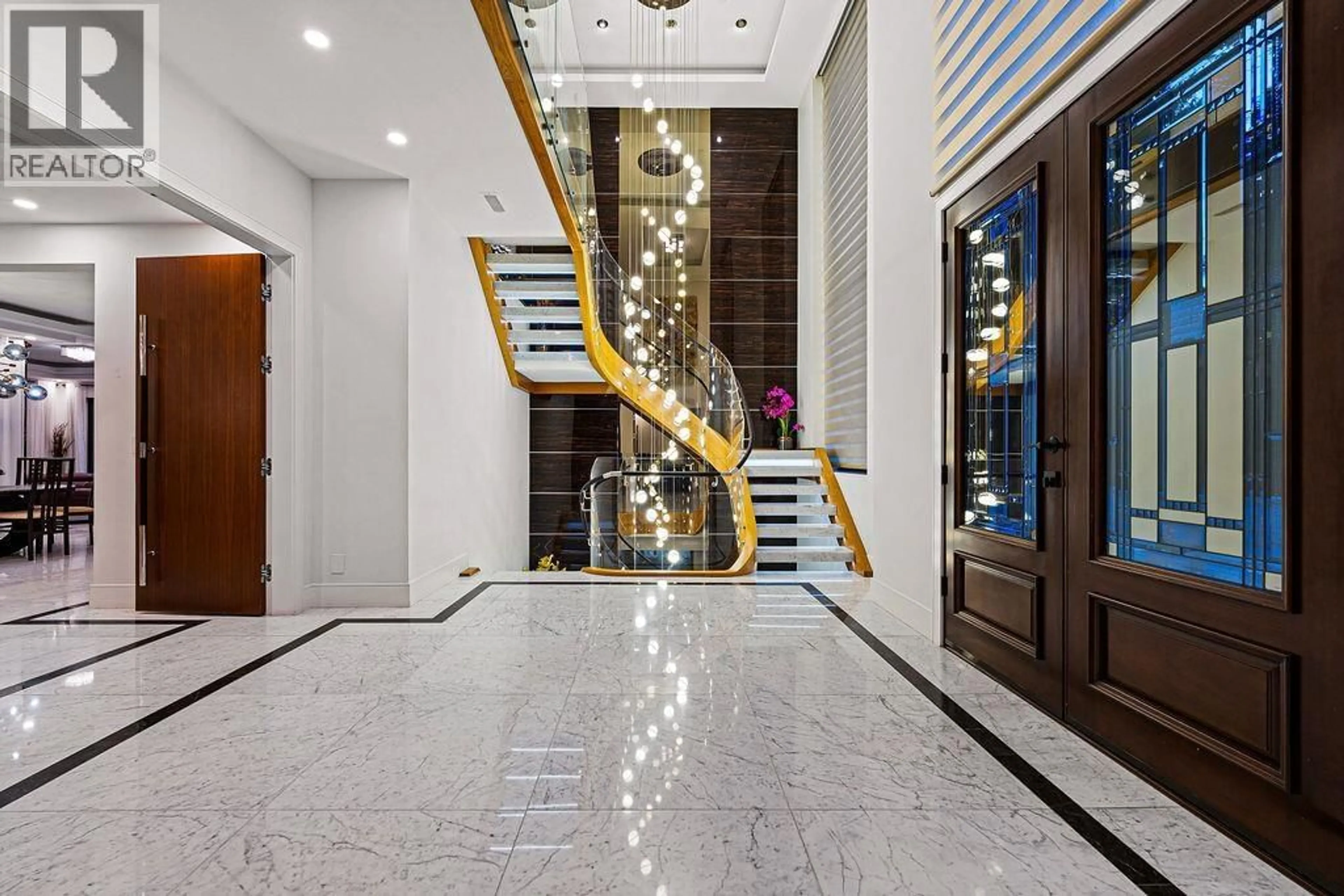 Indoor foyer for 558 GLENROSS ROAD, West Vancouver British Columbia V7S1L5