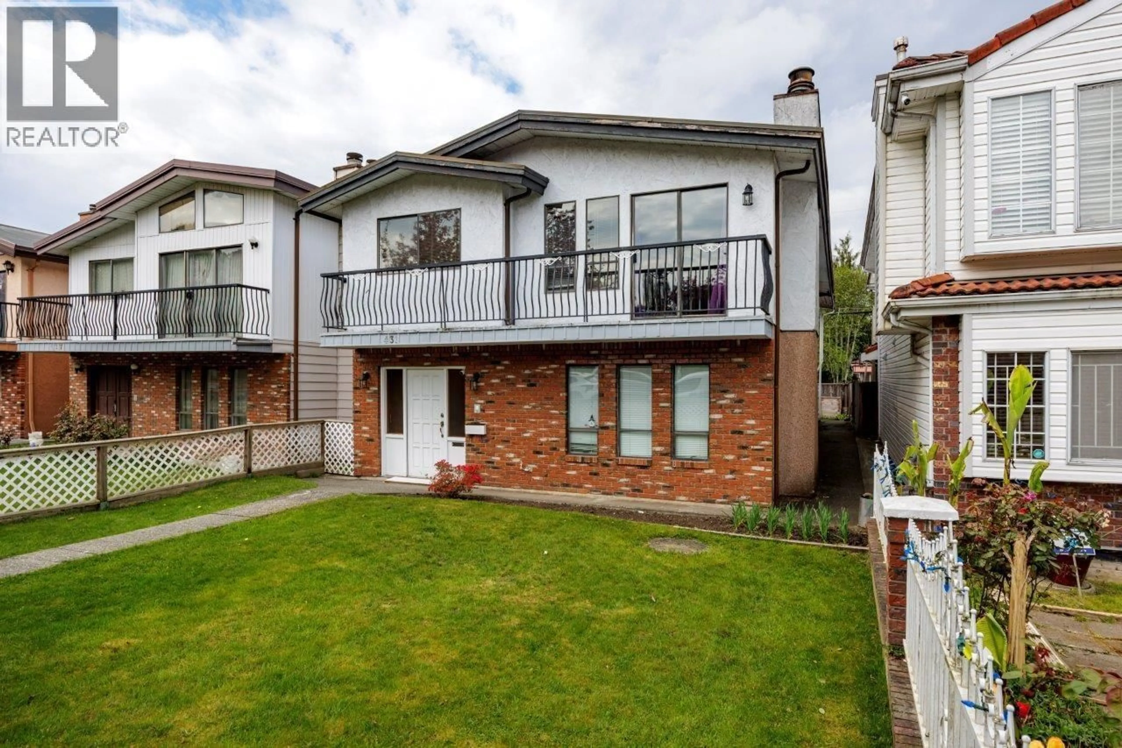 A pic from outside/outdoor area/front of a property/back of a property/a pic from drone, street for 431 18TH AVENUE, Vancouver British Columbia V5V1E9