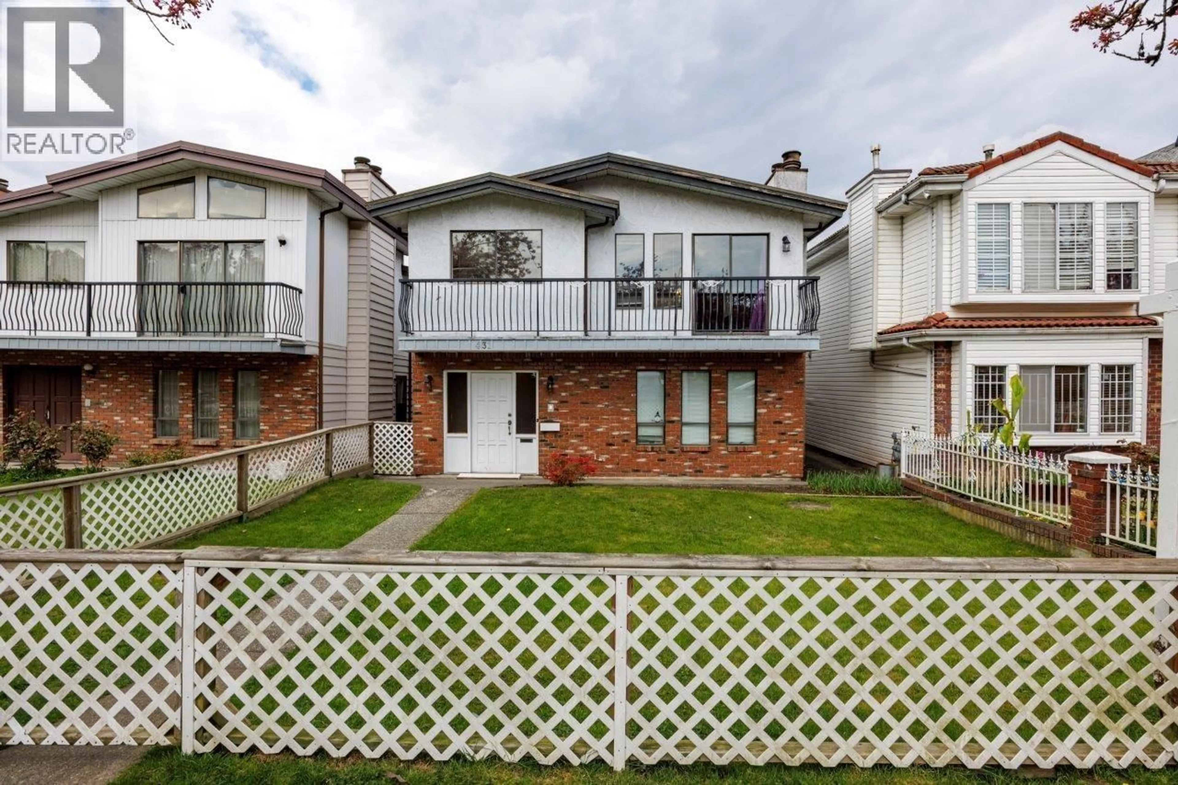 A pic from outside/outdoor area/front of a property/back of a property/a pic from drone, street for 431 18TH AVENUE, Vancouver British Columbia V5V1E9