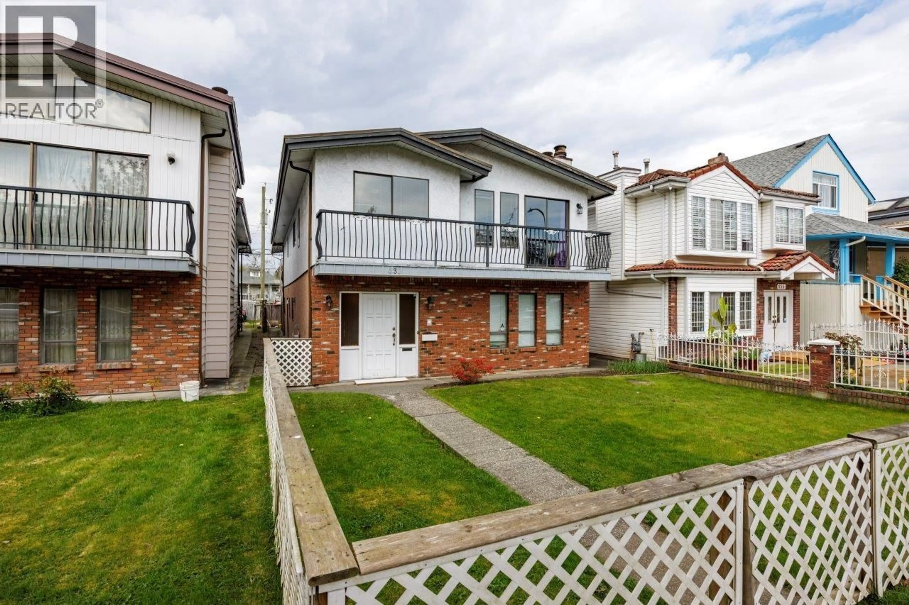 A pic from outside/outdoor area/front of a property/back of a property/a pic from drone, street for 431 18TH AVENUE, Vancouver British Columbia V5V1E9