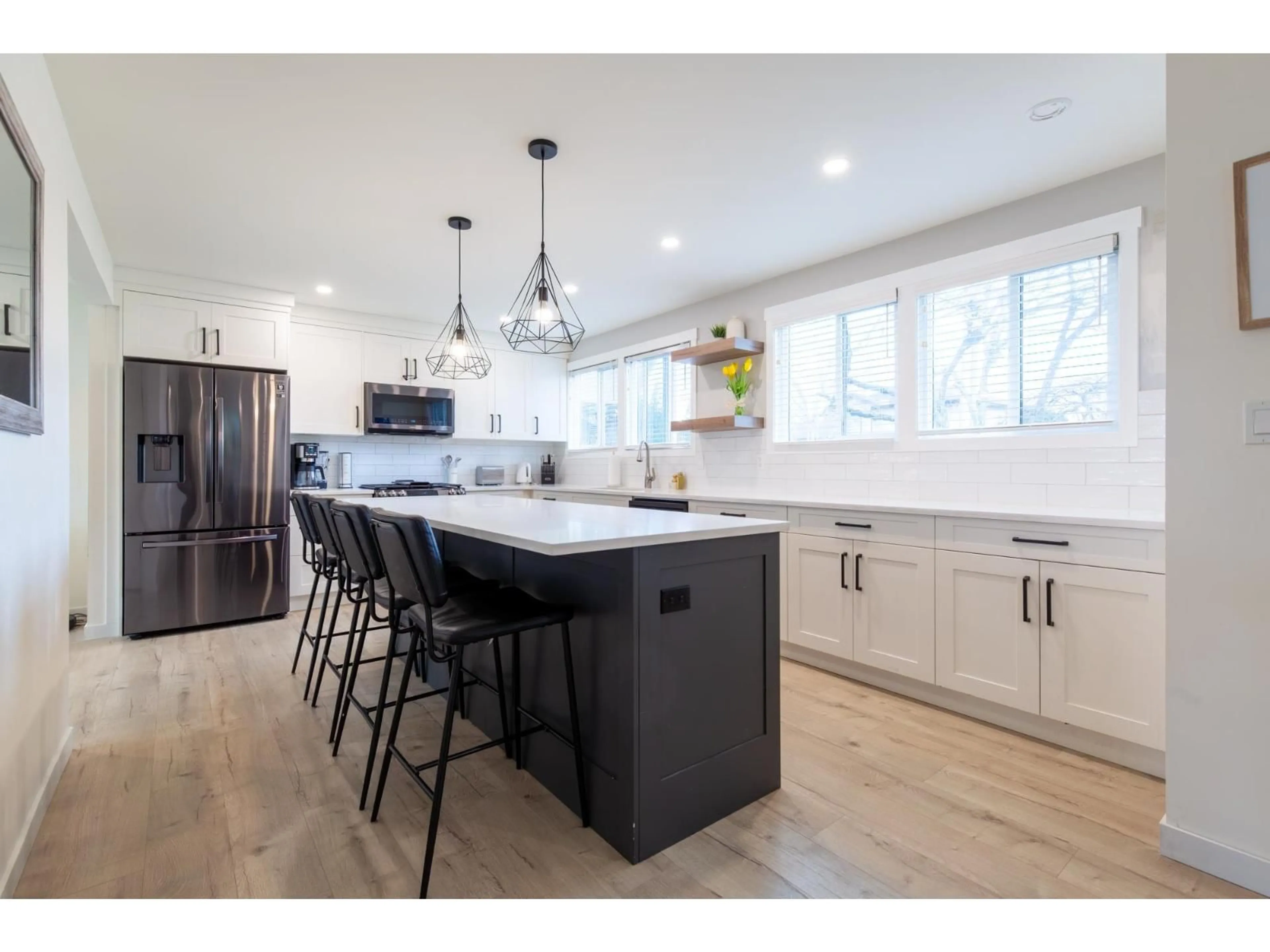 Open concept kitchen, wood/laminate floor for 34324 MENDHAM STREET, Abbotsford British Columbia V3S4K6