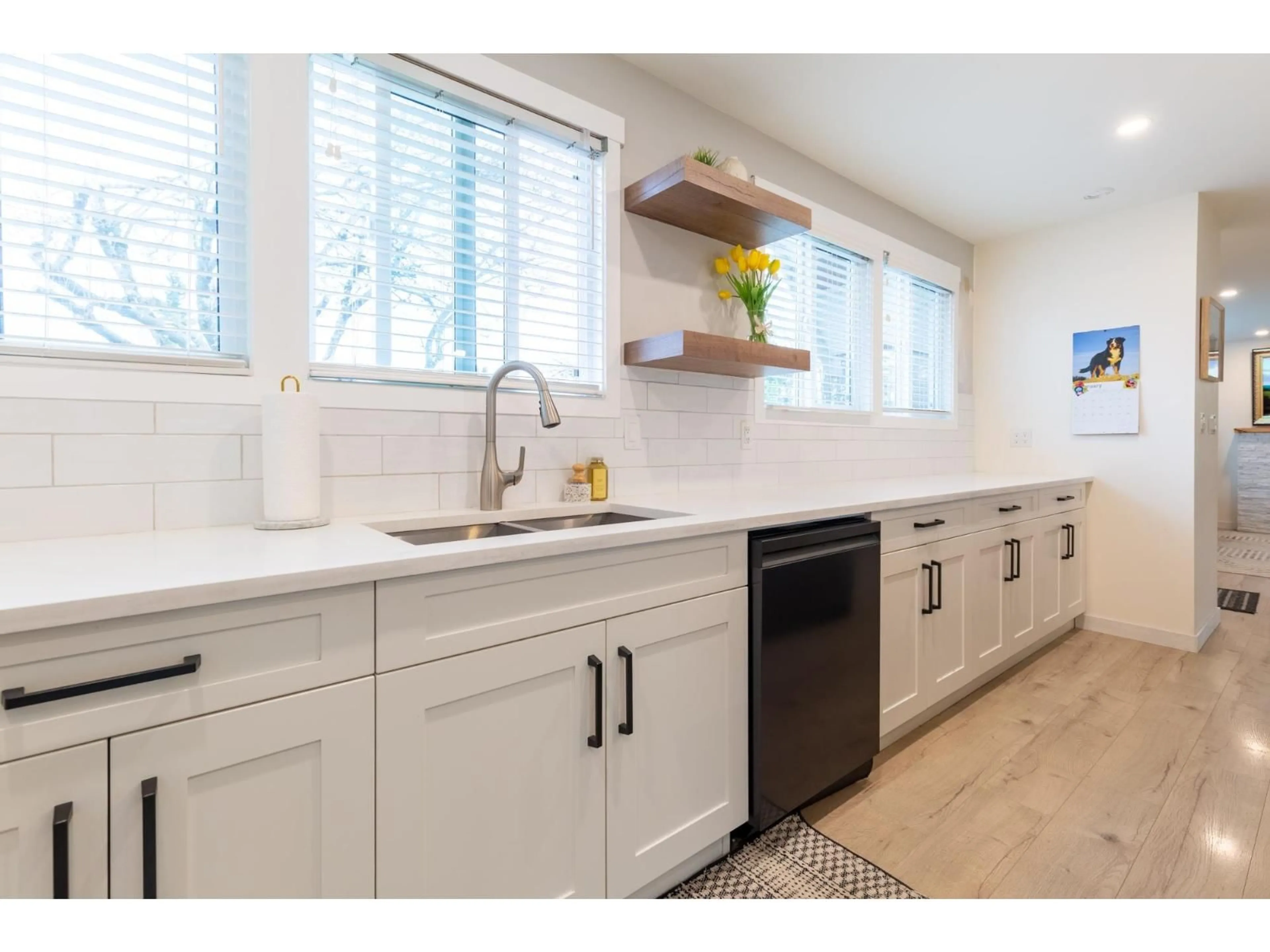 Open concept kitchen, ceramic/tile floor for 34324 MENDHAM STREET, Abbotsford British Columbia V3S4K6