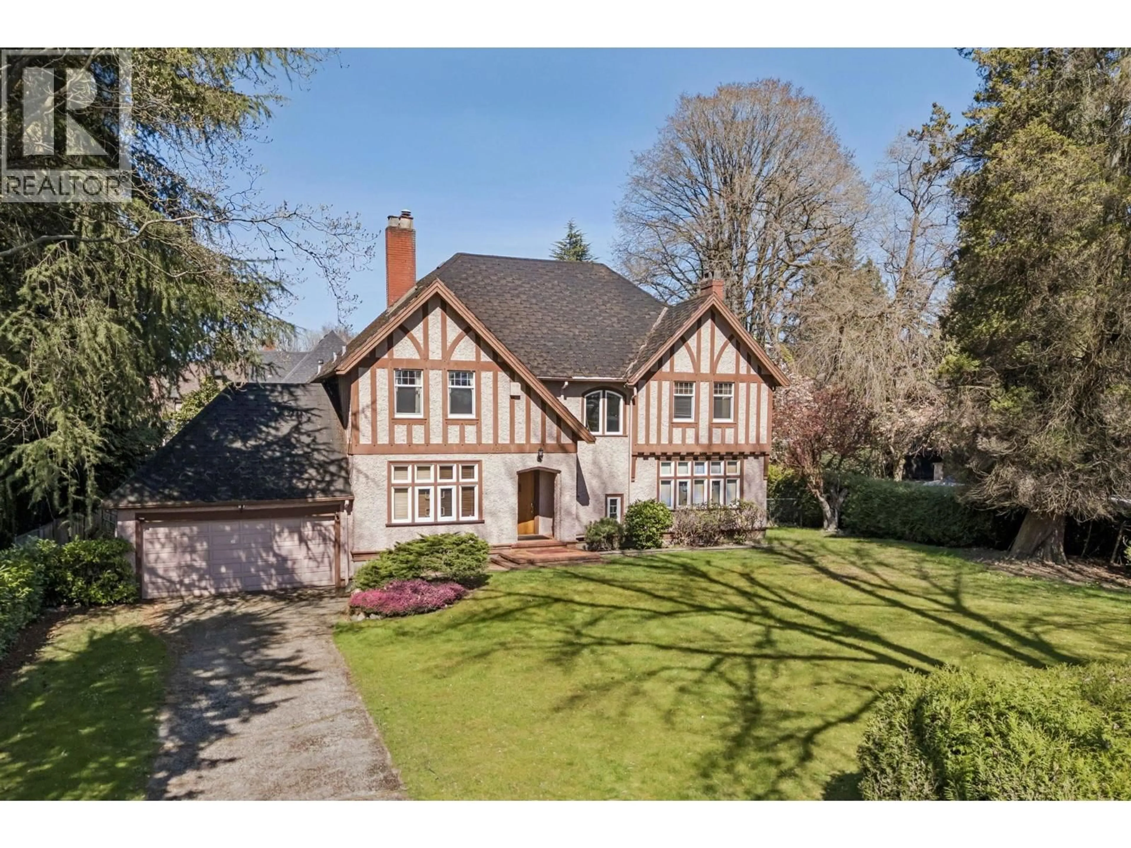 A pic from outside/outdoor area/front of a property/back of a property/a pic from drone, street for 1603 49TH AVENUE, Vancouver British Columbia V6M2R8