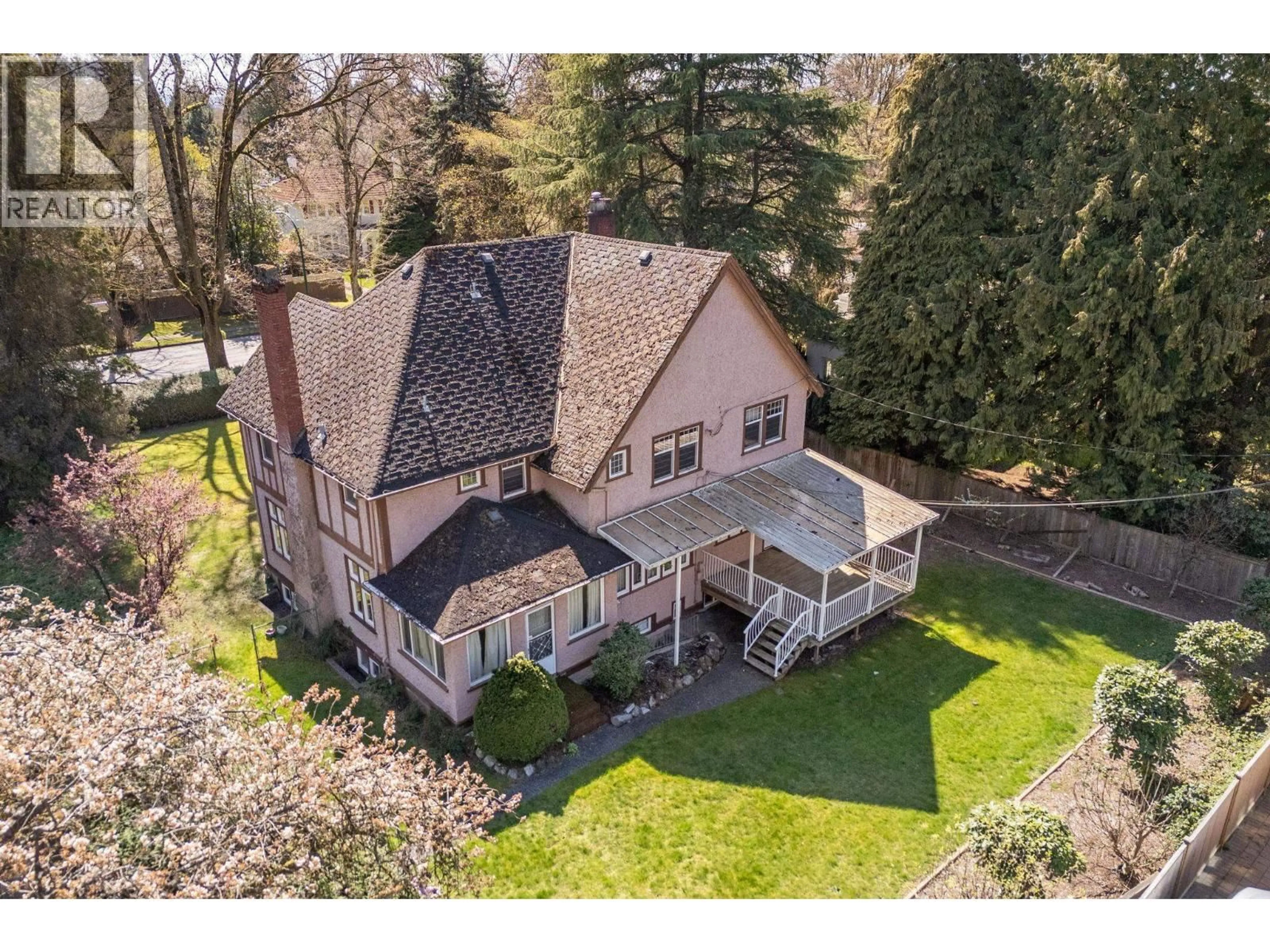 A pic from outside/outdoor area/front of a property/back of a property/a pic from drone, unknown for 1603 49TH AVENUE, Vancouver British Columbia V6M2R8