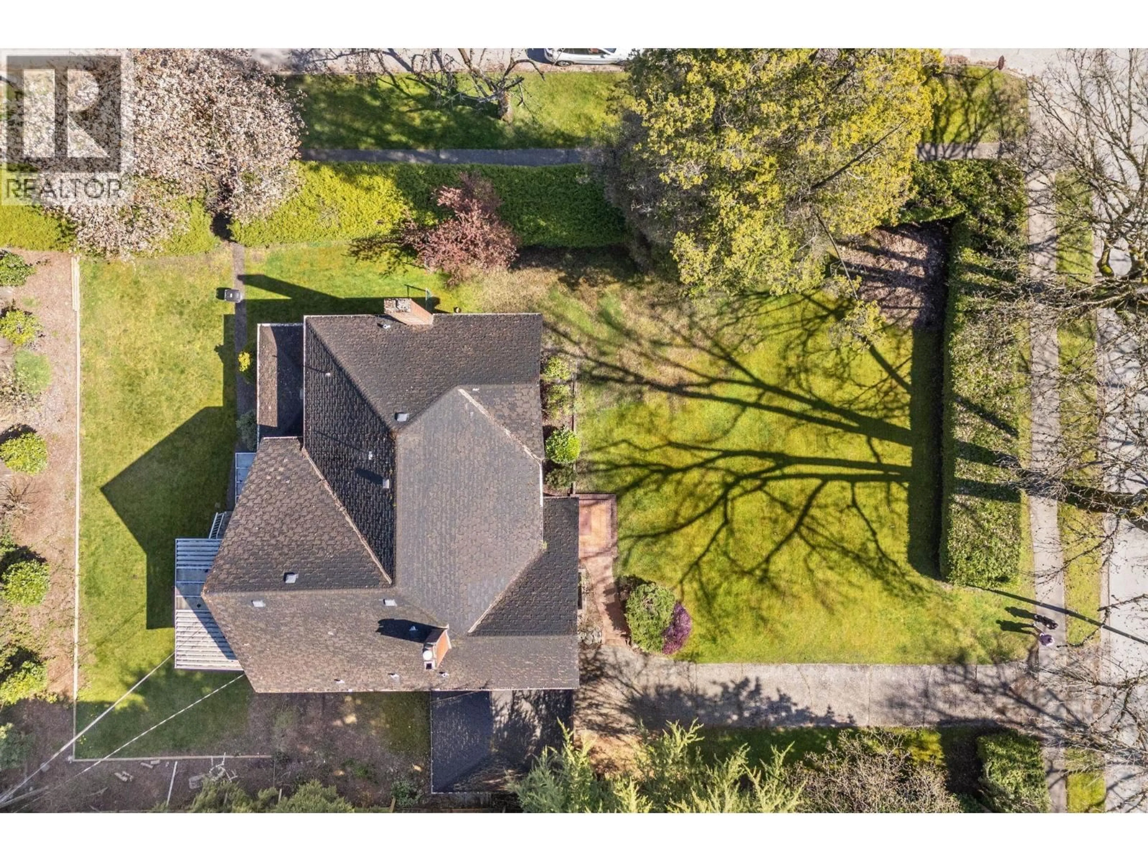 A pic from outside/outdoor area/front of a property/back of a property/a pic from drone, street for 1603 49TH AVENUE, Vancouver British Columbia V6M2R8