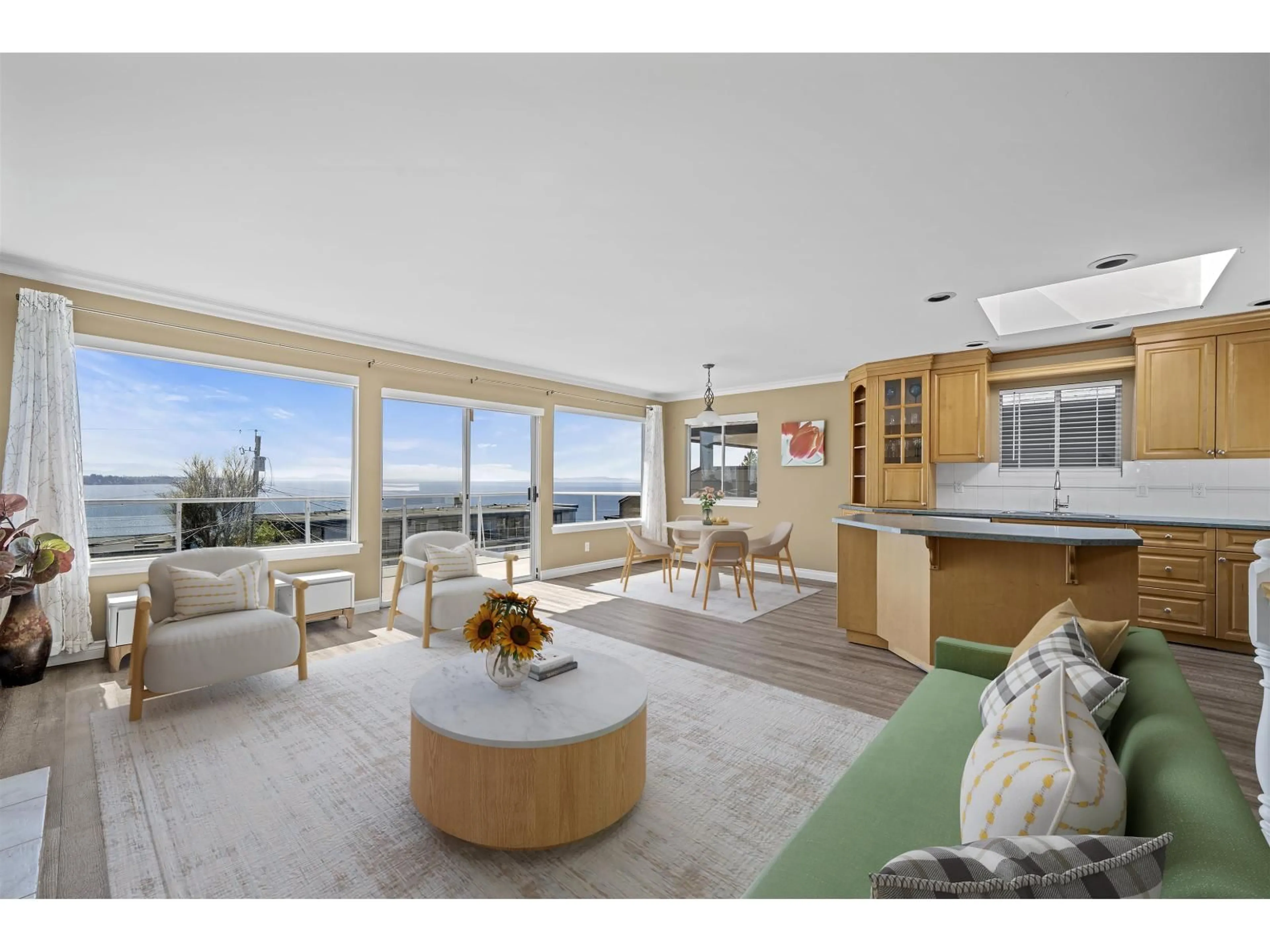 A pic of a room for 15173 ROYAL AVENUE, White Rock British Columbia V4B1M2