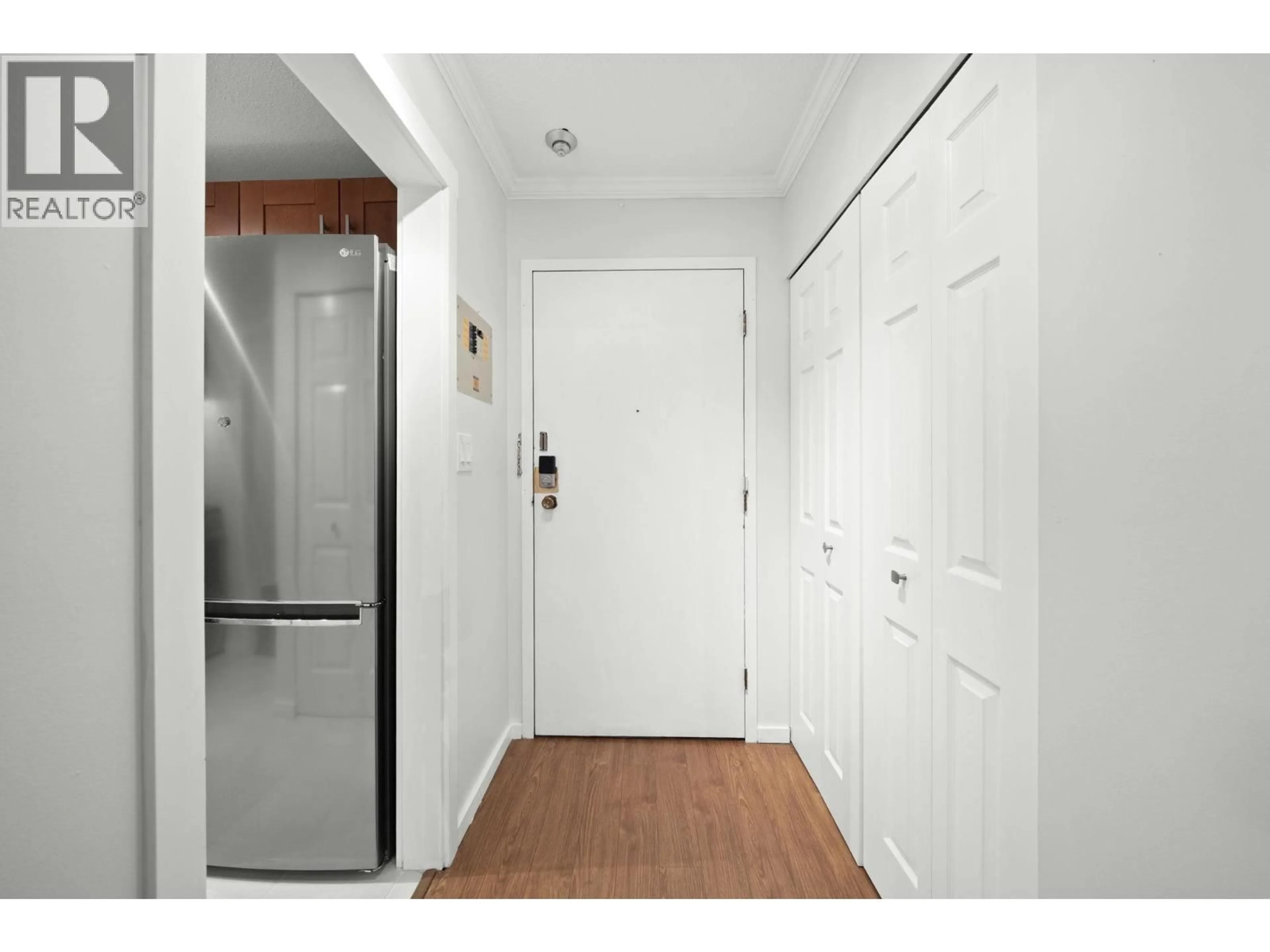 Indoor entryway for 213 - 436 SEVENTH STREET, New Westminster British Columbia V3M3L3