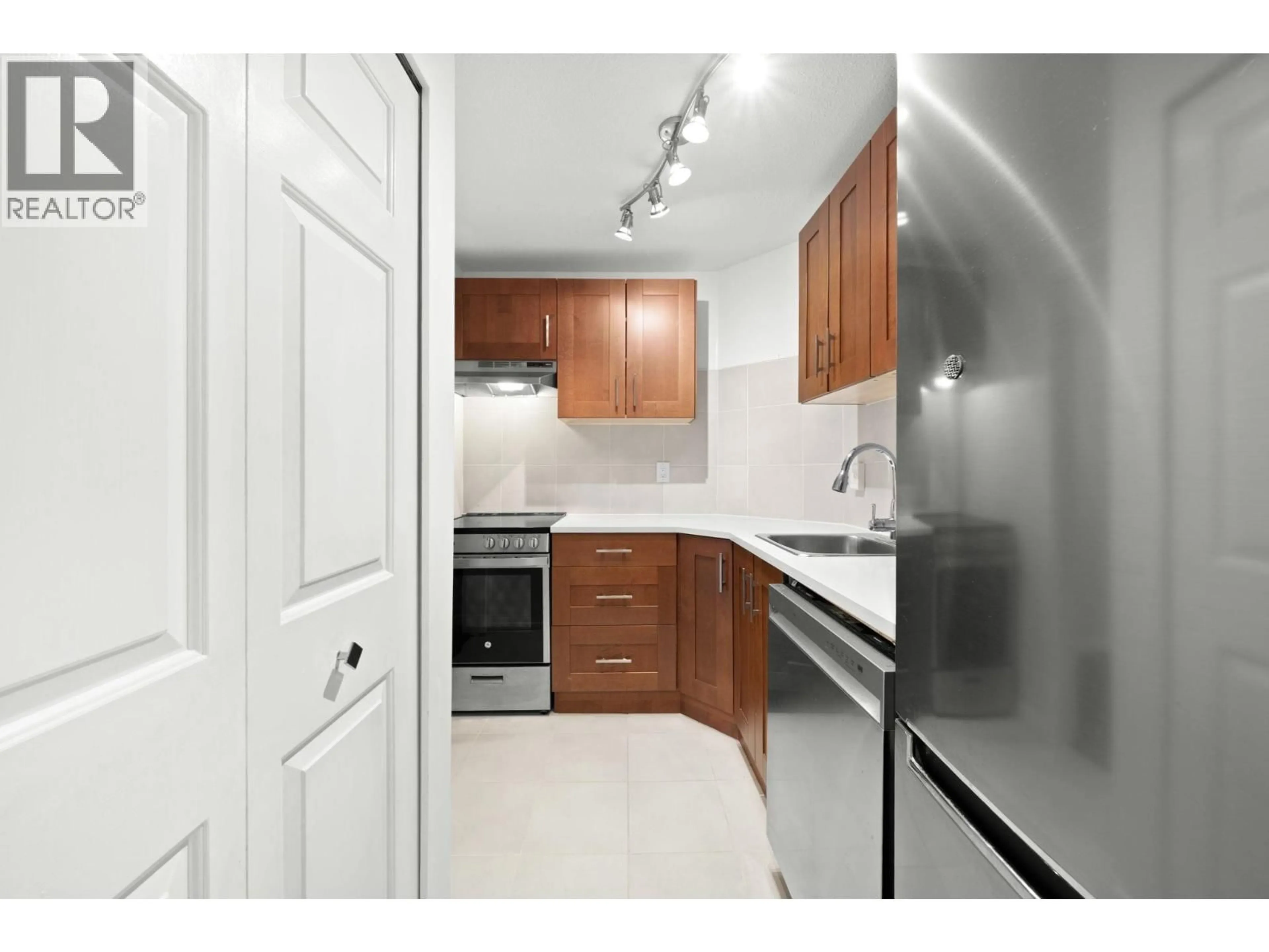 Standard kitchen, unknown for 213 - 436 SEVENTH STREET, New Westminster British Columbia V3M3L3