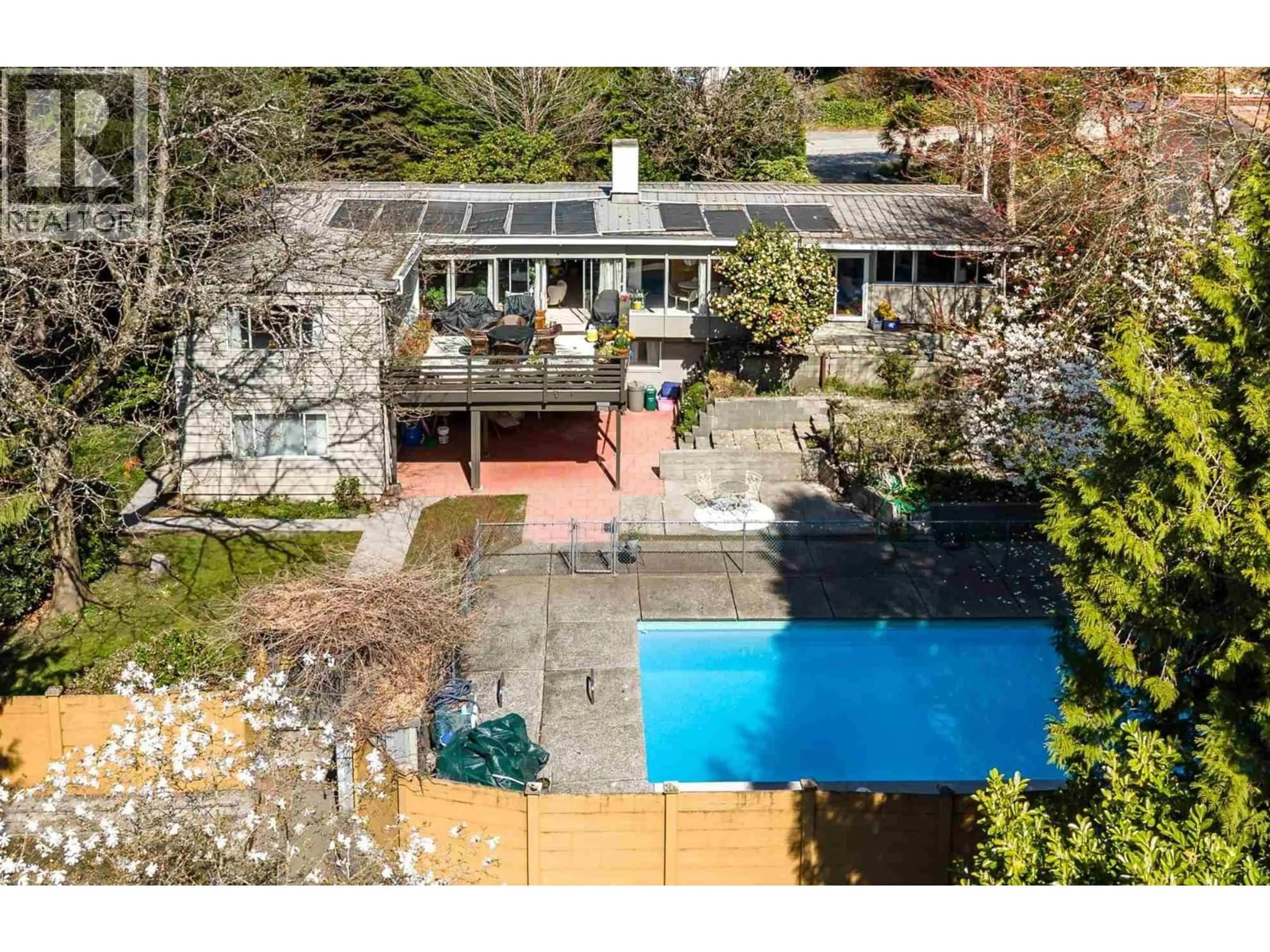 A pic from outside/outdoor area/front of a property/back of a property/a pic from drone, unknown for 1580 MATHERS AVENUE, West Vancouver British Columbia V7V2G7