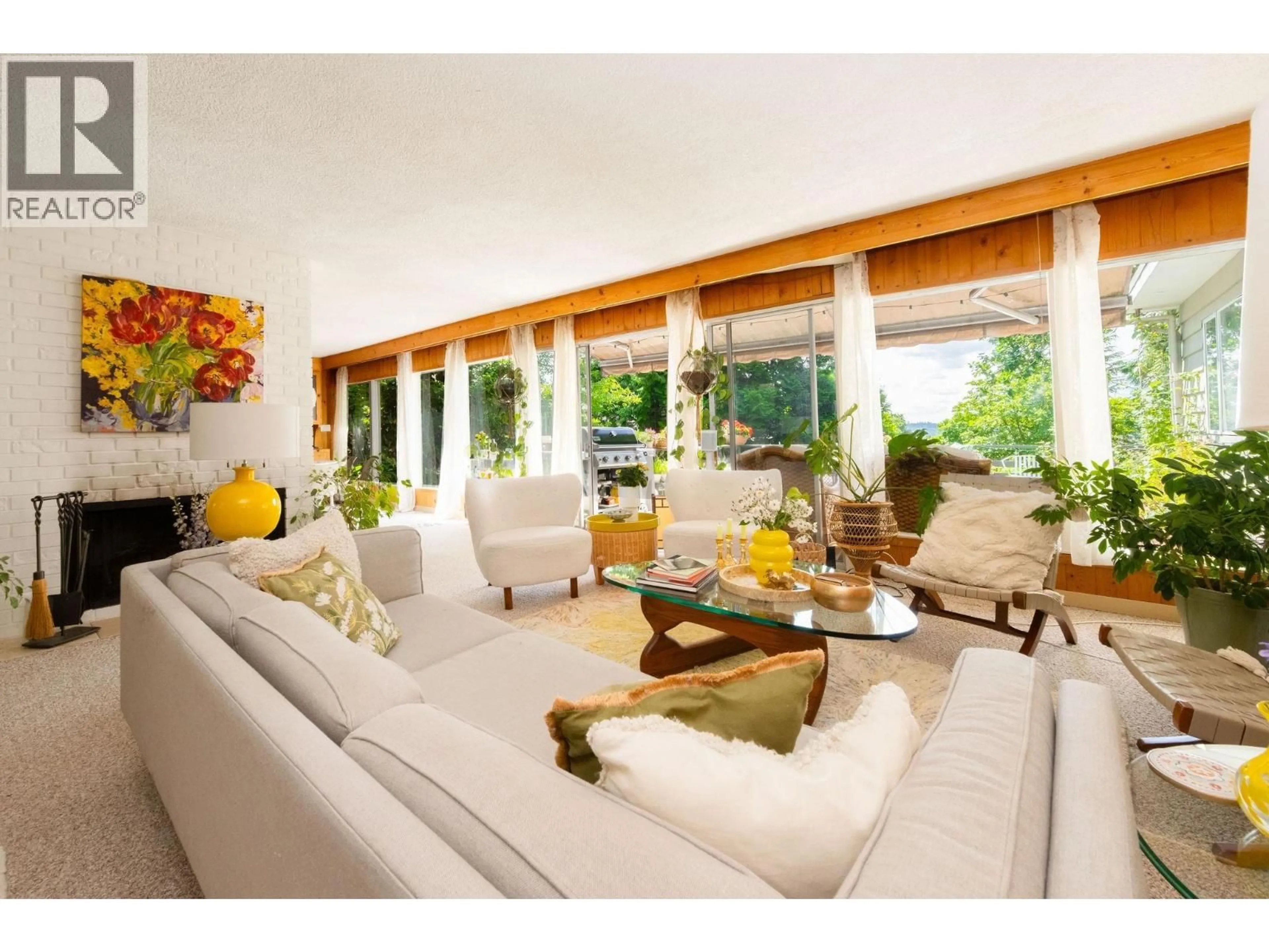 Living room with furniture, wood/laminate floor for 1580 MATHERS AVENUE, West Vancouver British Columbia V7V2G7