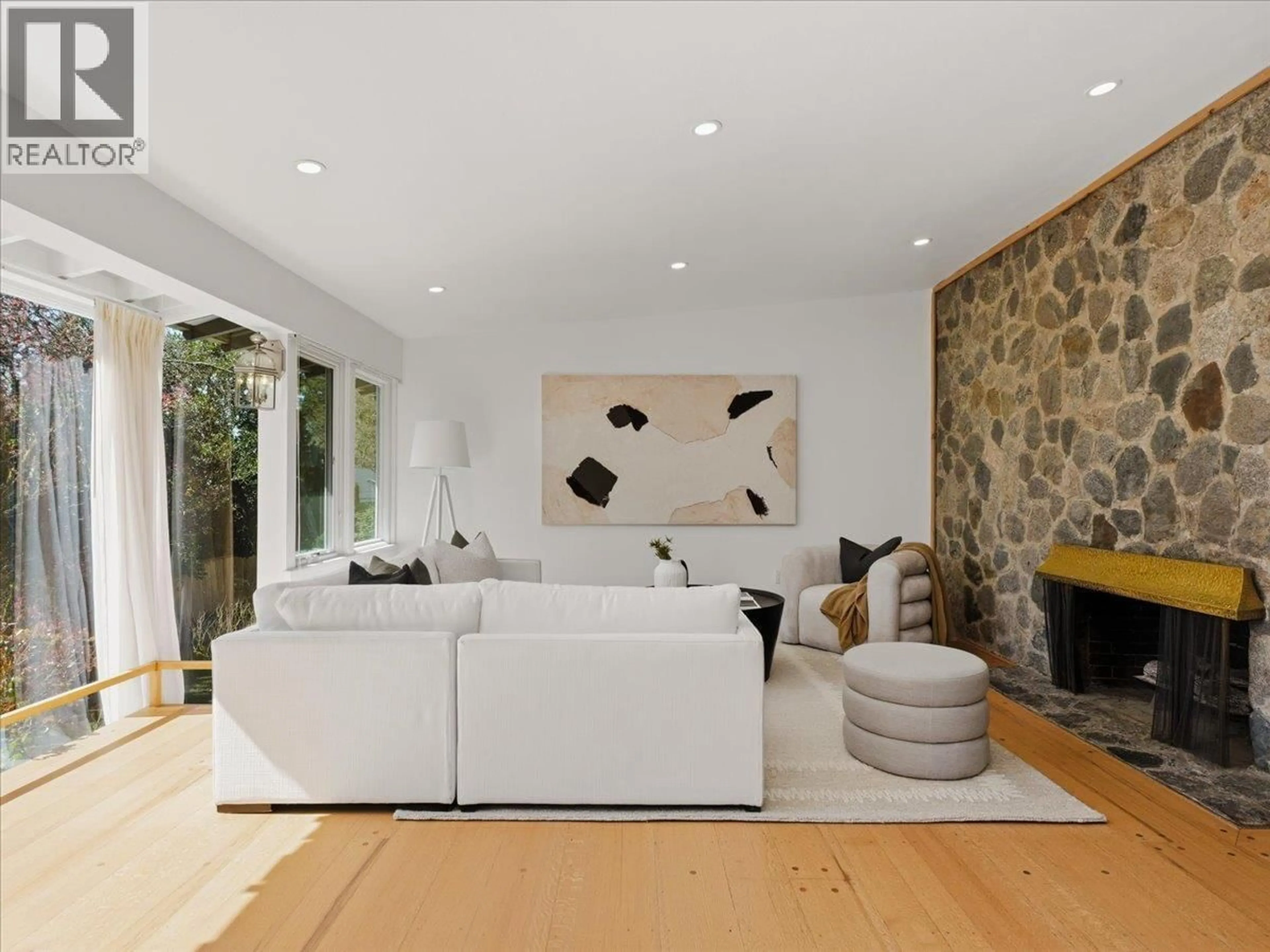 Living room with furniture, unknown for 1650 MATHERS AVENUE, West Vancouver British Columbia V7V2G7