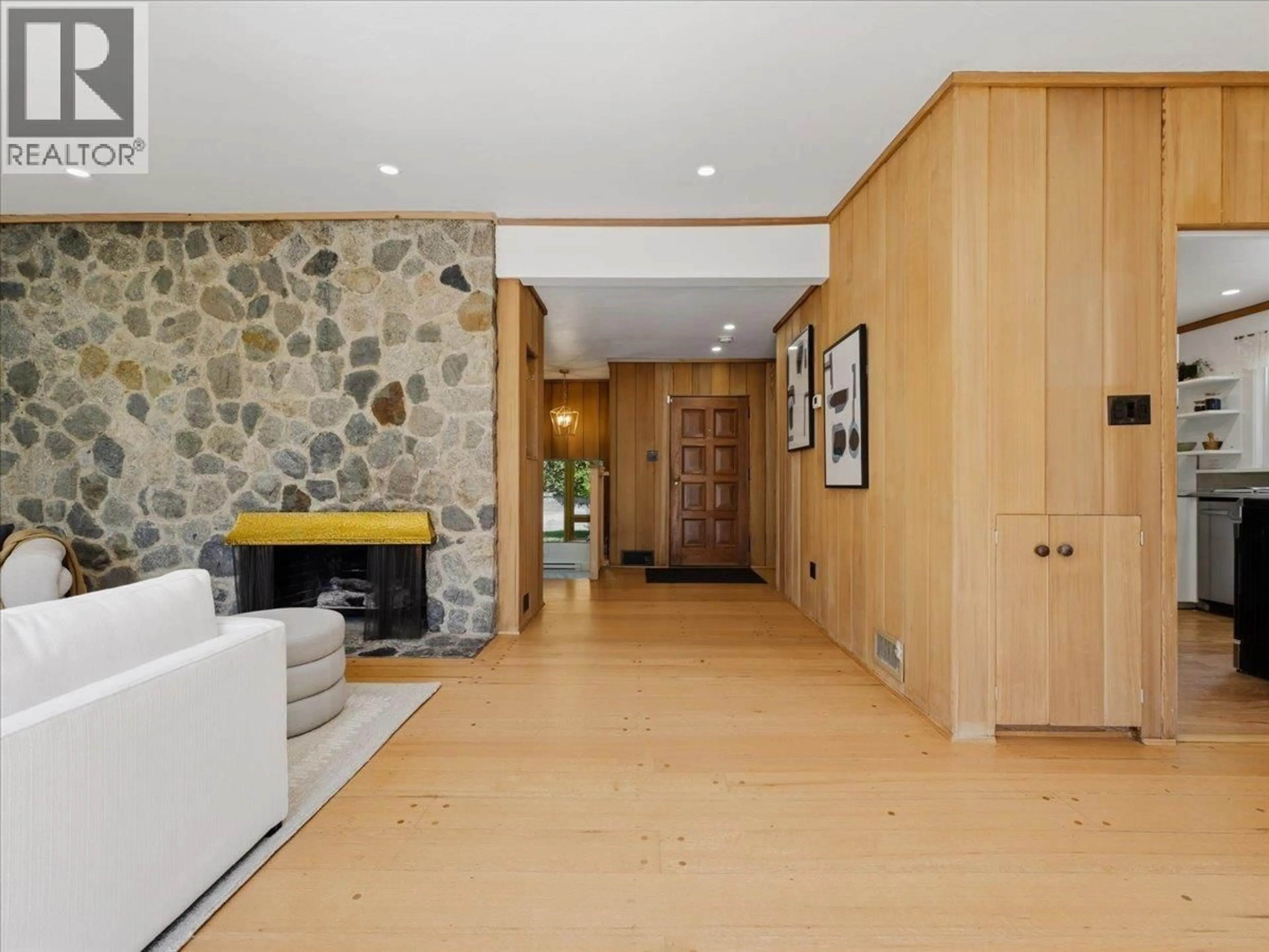 Indoor foyer for 1650 MATHERS AVENUE, West Vancouver British Columbia V7V2G7