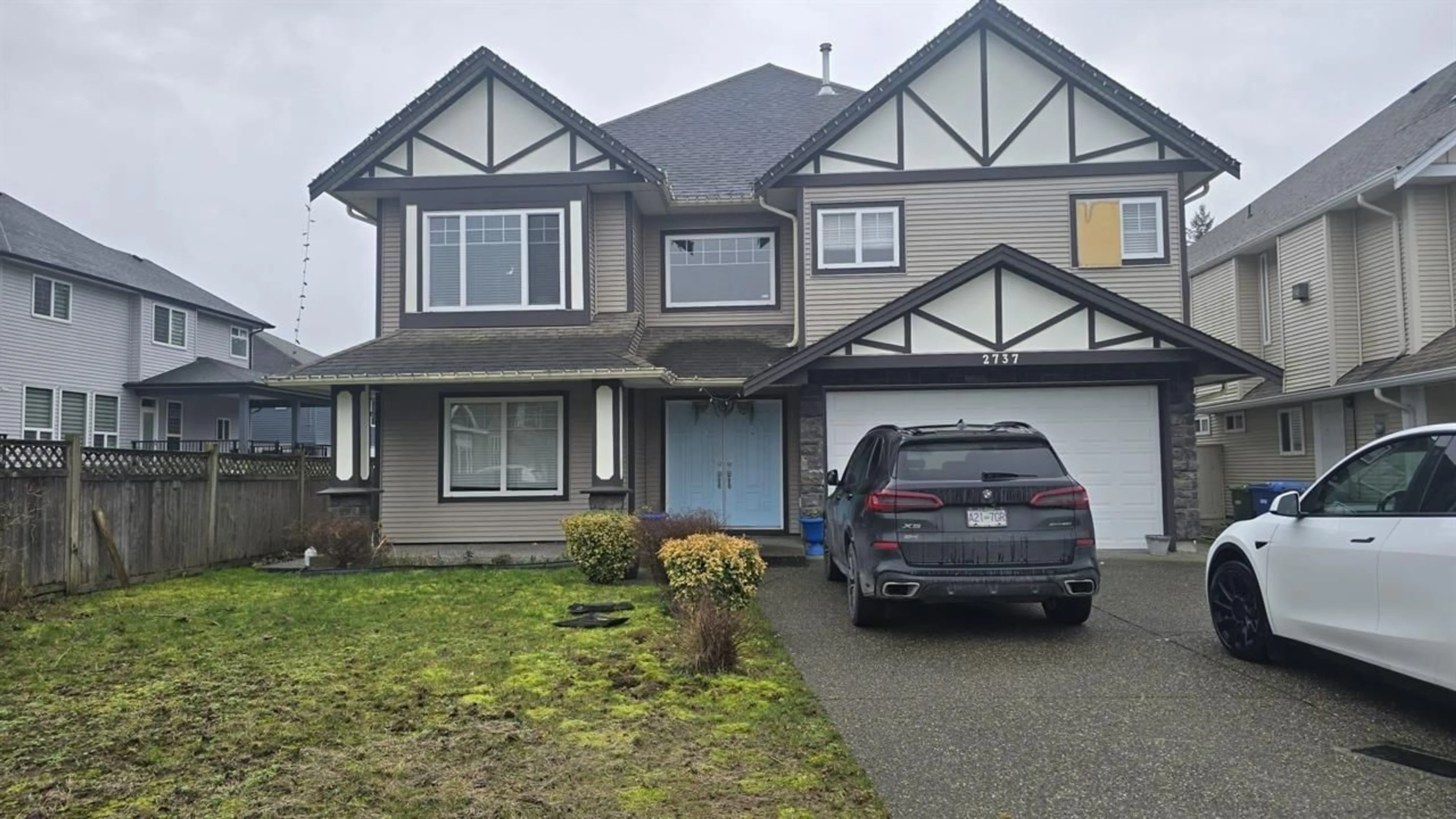 Home with vinyl exterior material, street for 2737 CARRIAGE COURT, Abbotsford British Columbia V4X0A3
