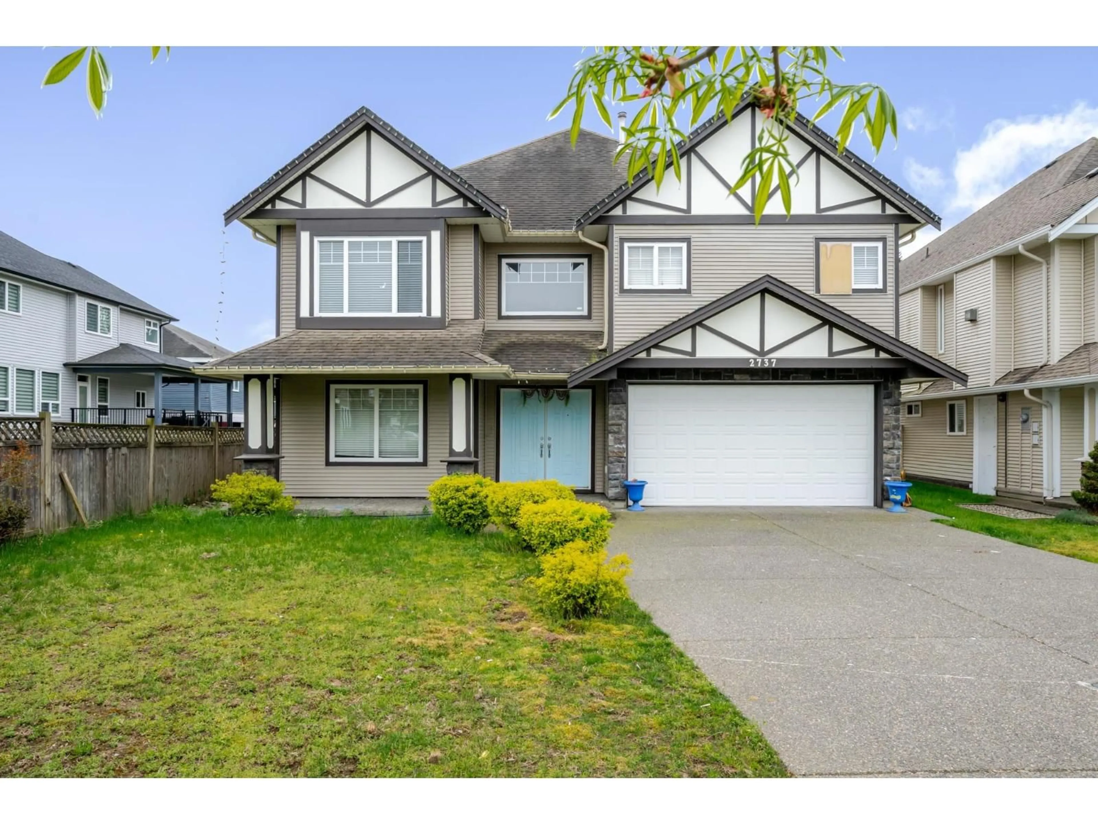 Home with vinyl exterior material, street for 2737 CARRIAGE COURT, Abbotsford British Columbia V4X0A3
